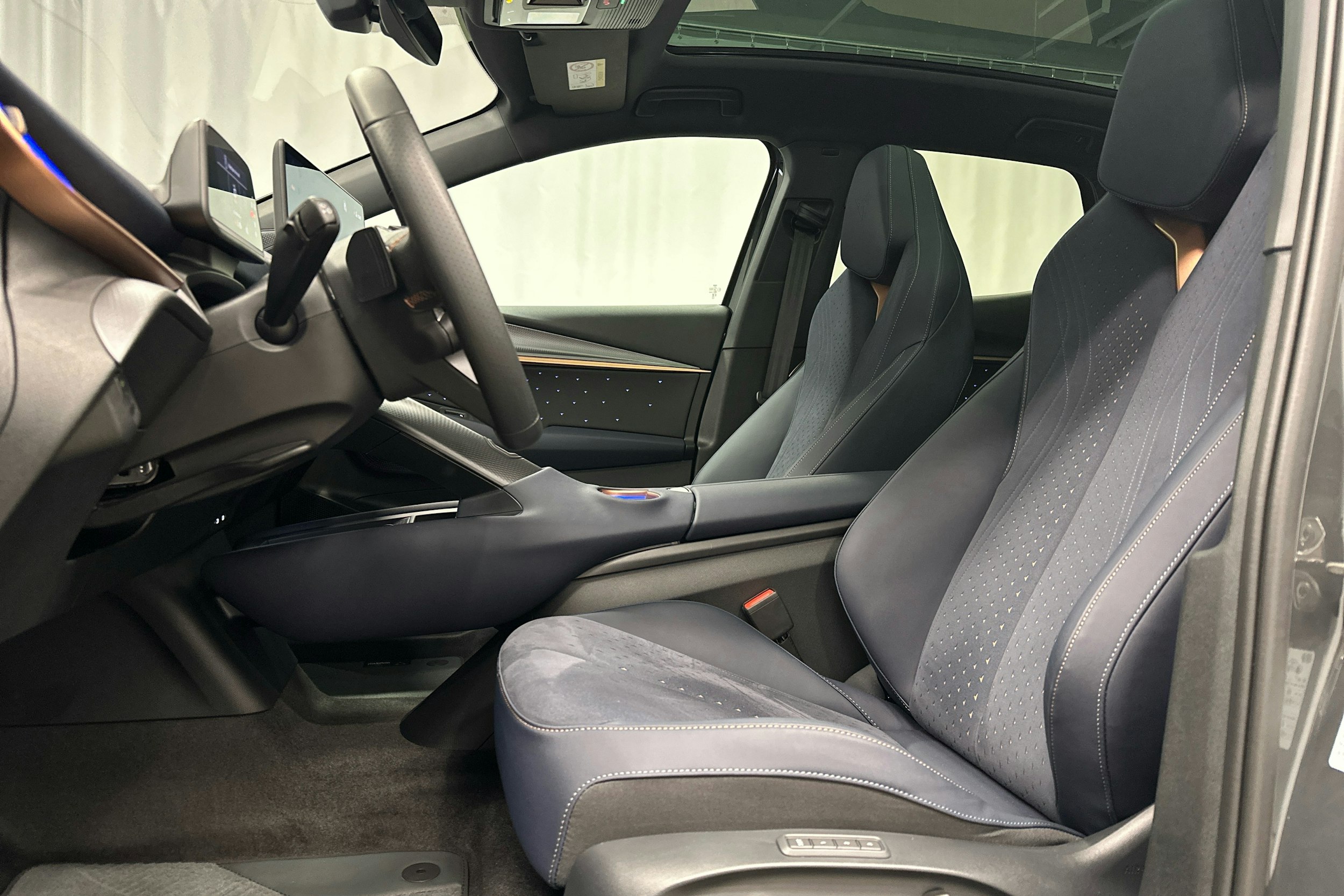 harmaa CUPRA Tavascan 2024 kuva 29.