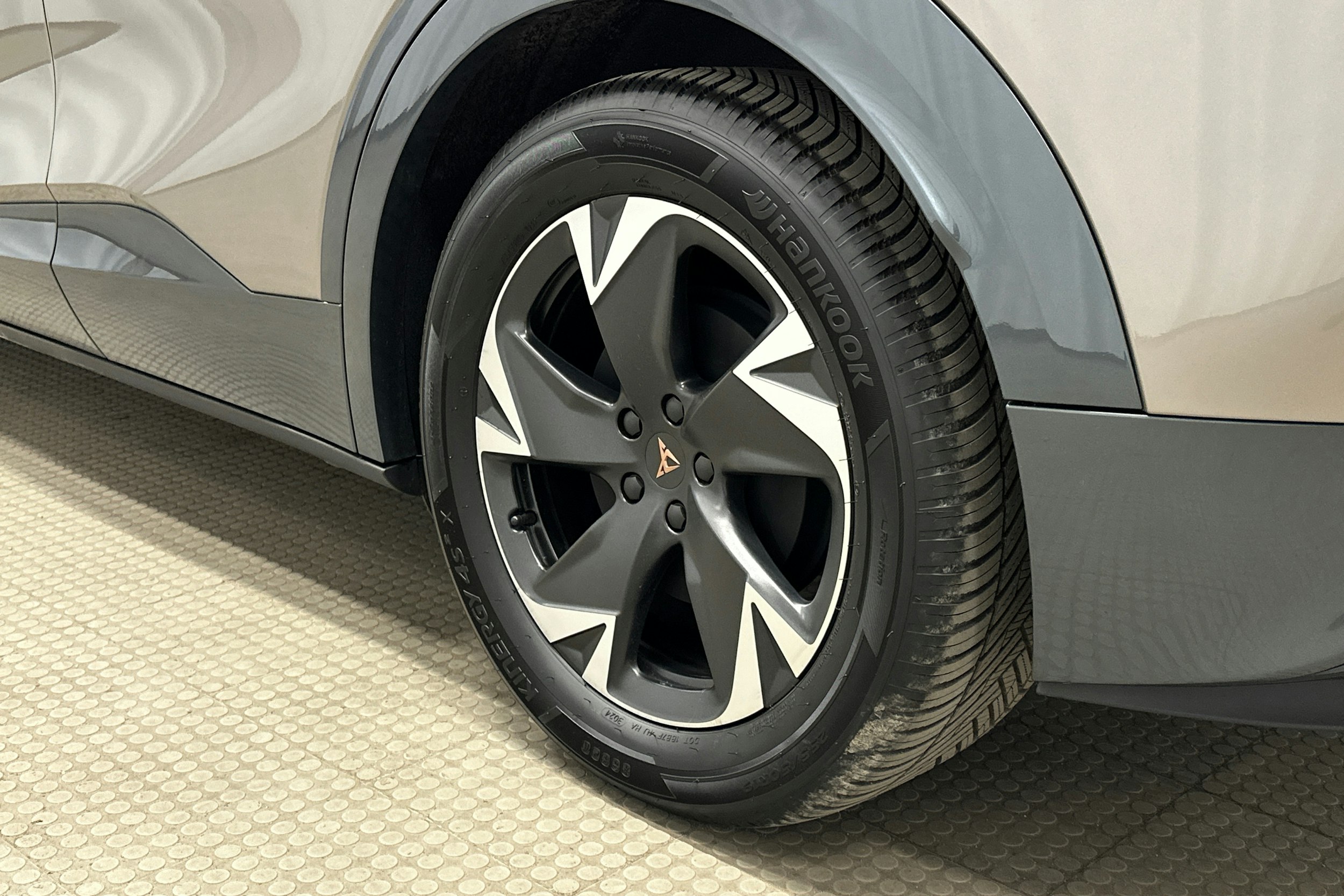 beige CUPRA Tavascan 2024 kuva 10.