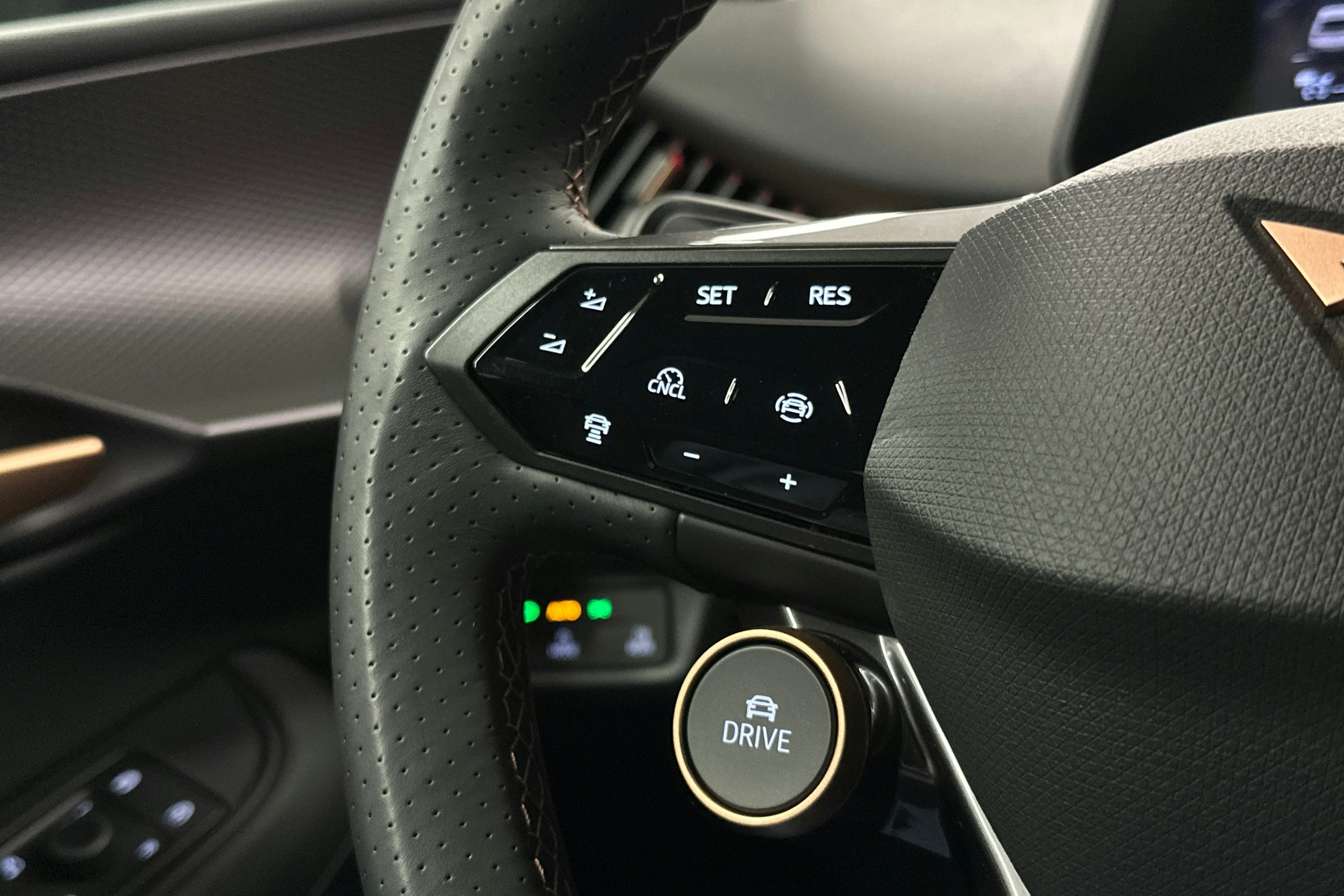 beige CUPRA Tavascan 2024 kuva 15.