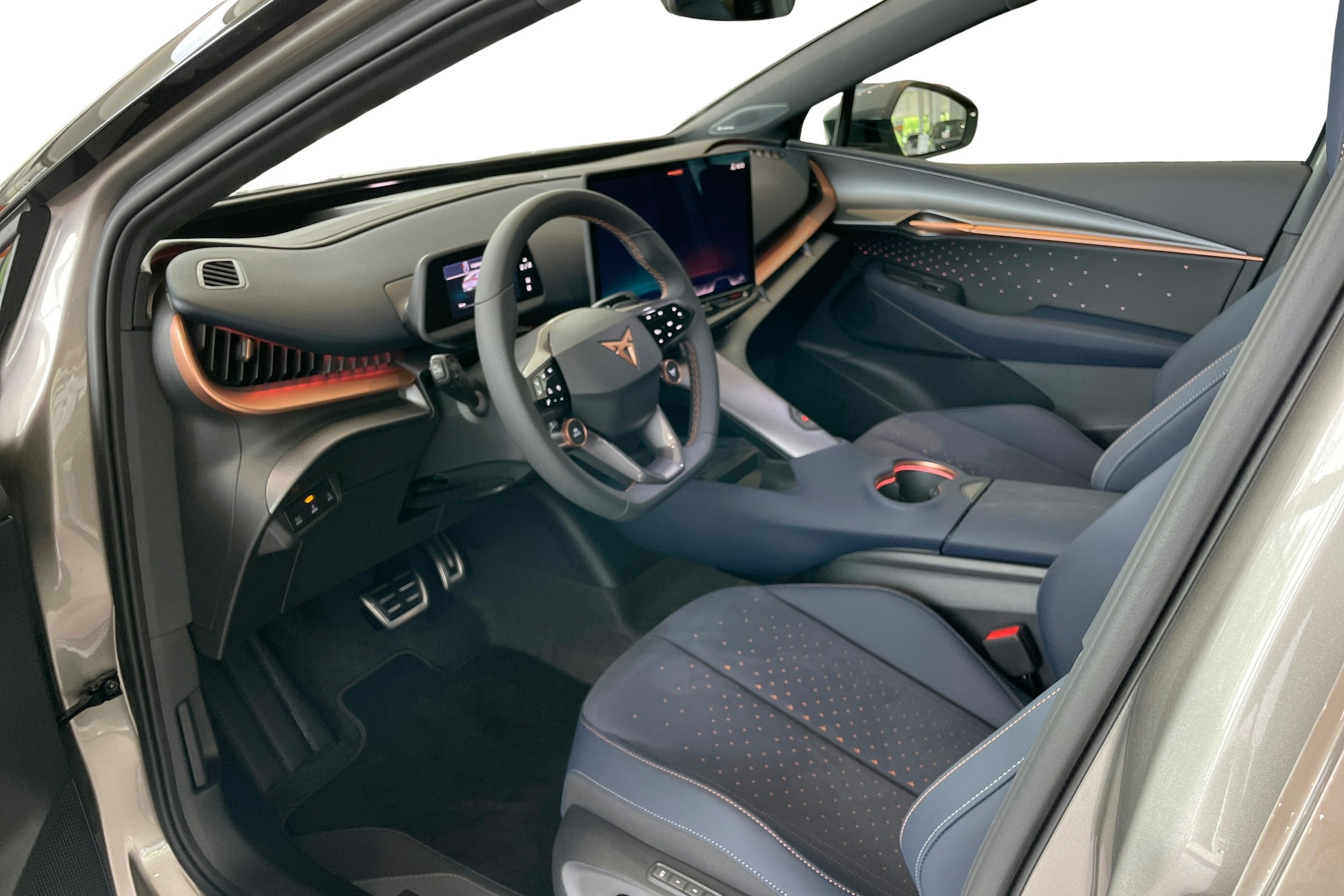 ruskea (beige) CUPRA Tavascan 2024 kuva 6.