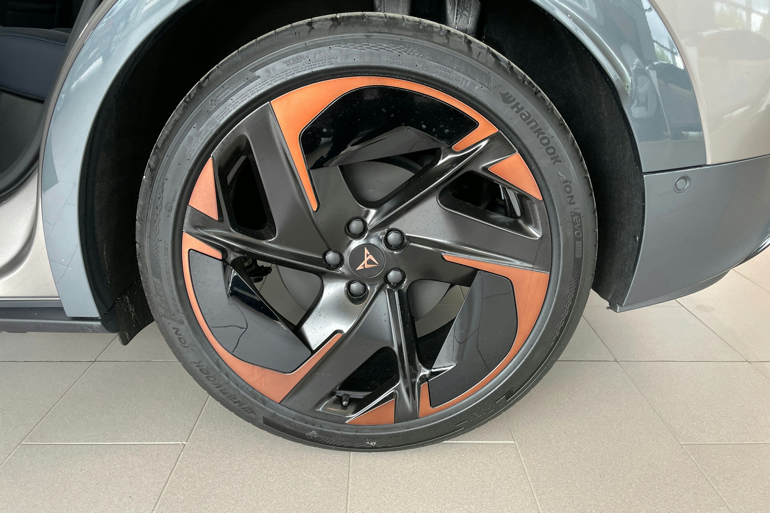 ruskea (beige) CUPRA Tavascan 2024 kuva 10.