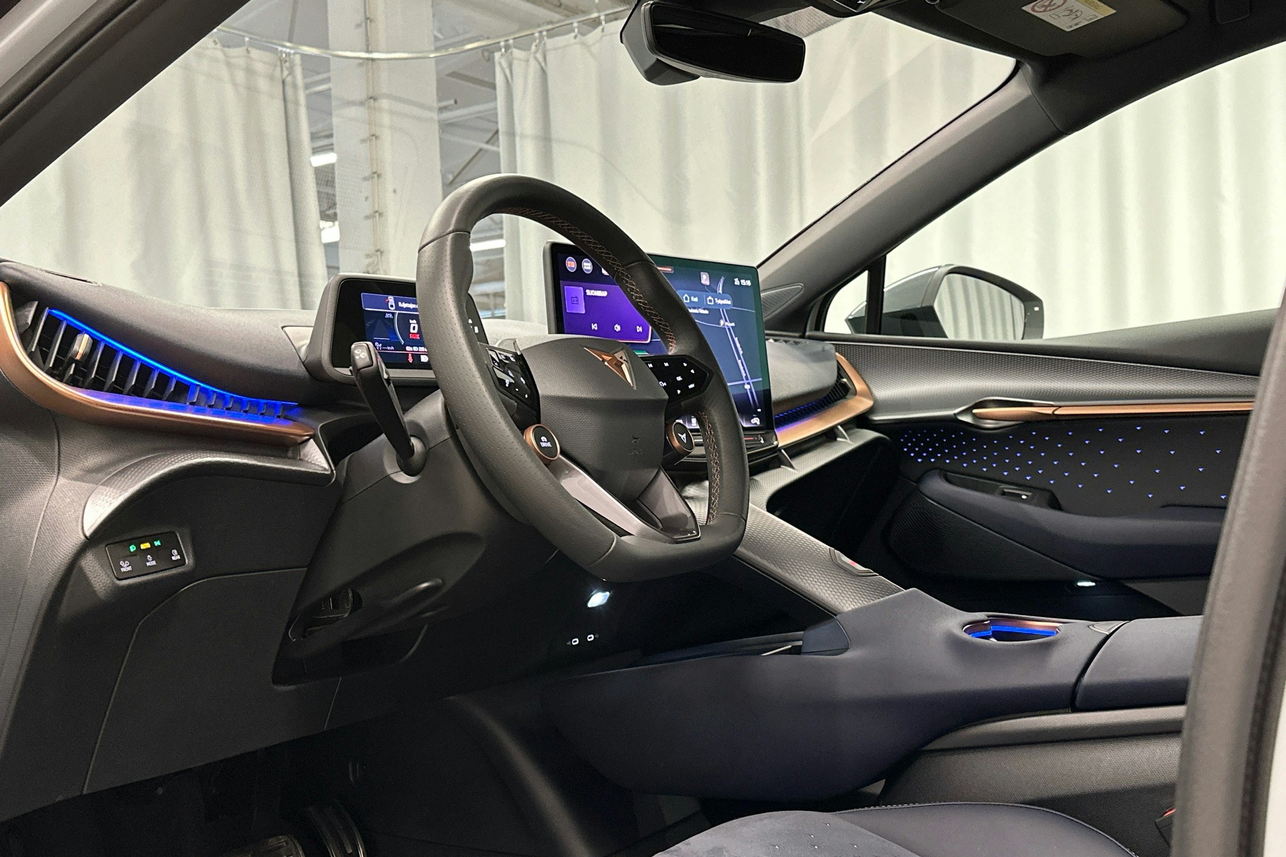 valkoinen CUPRA Tavascan 2024 kuva 6.