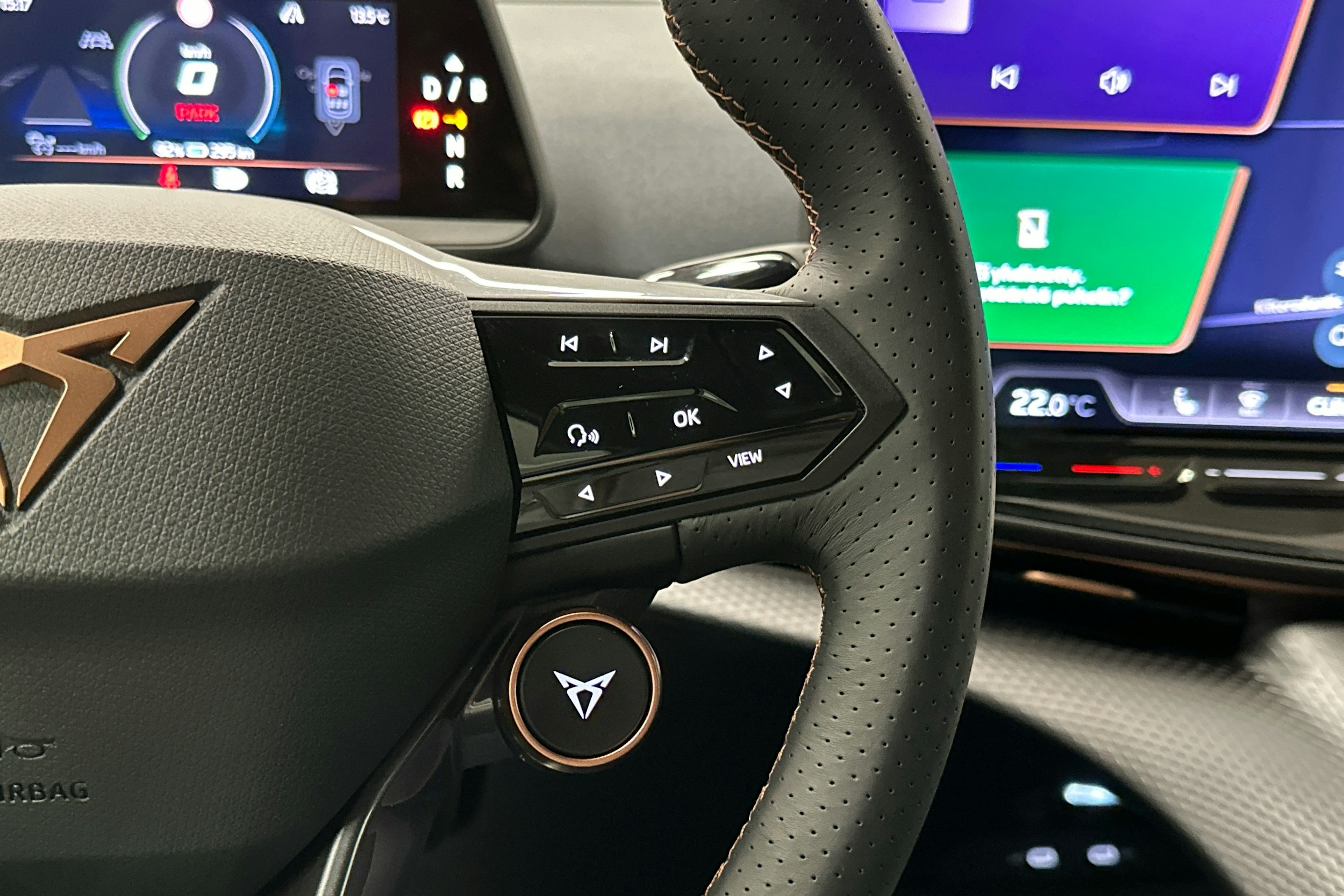 valkoinen CUPRA Tavascan 2024 kuva 10.