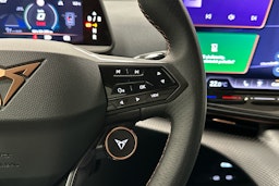 valkoinen CUPRA Tavascan 2024 kuva 10.
