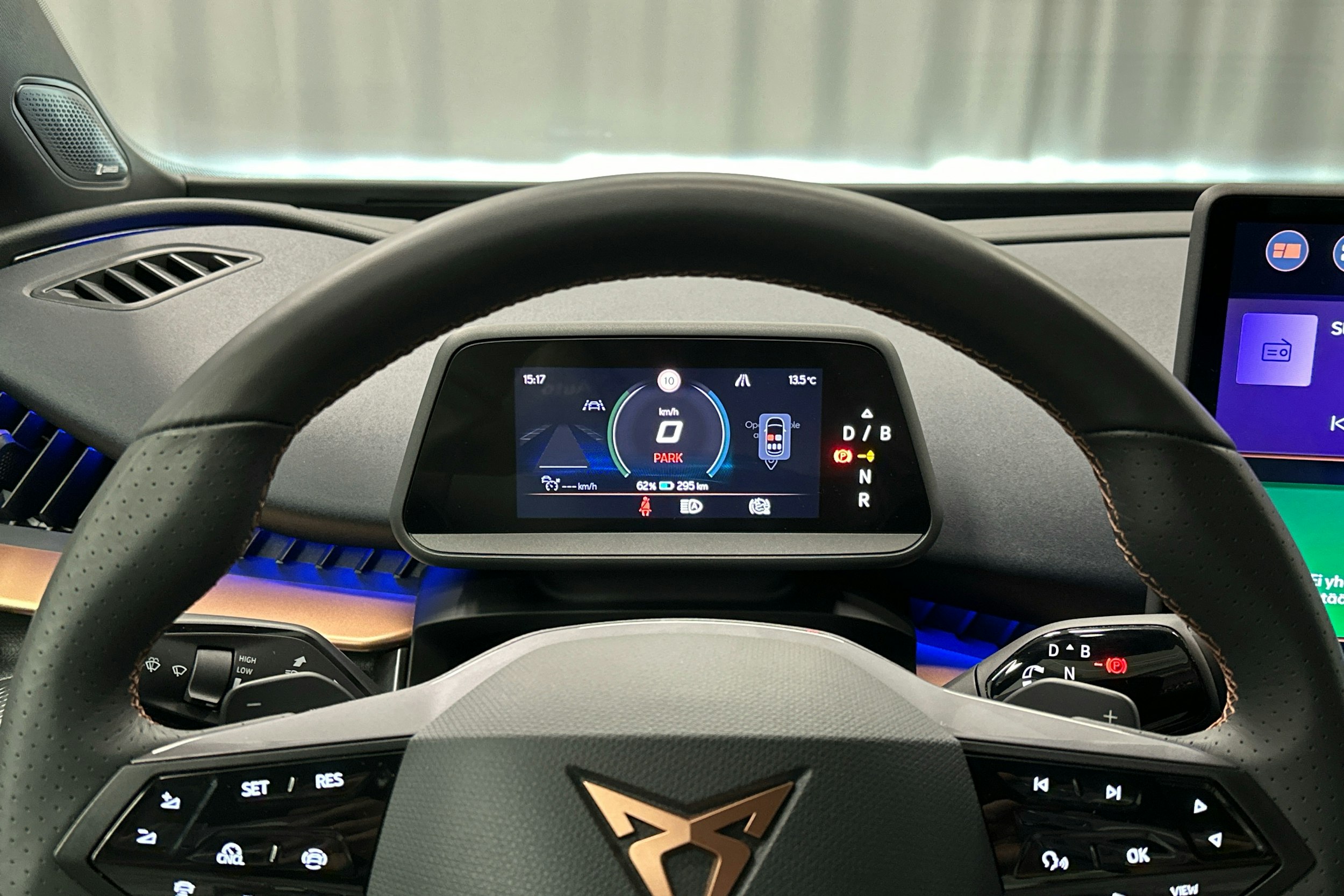 valkoinen CUPRA Tavascan 2024 kuva 11.