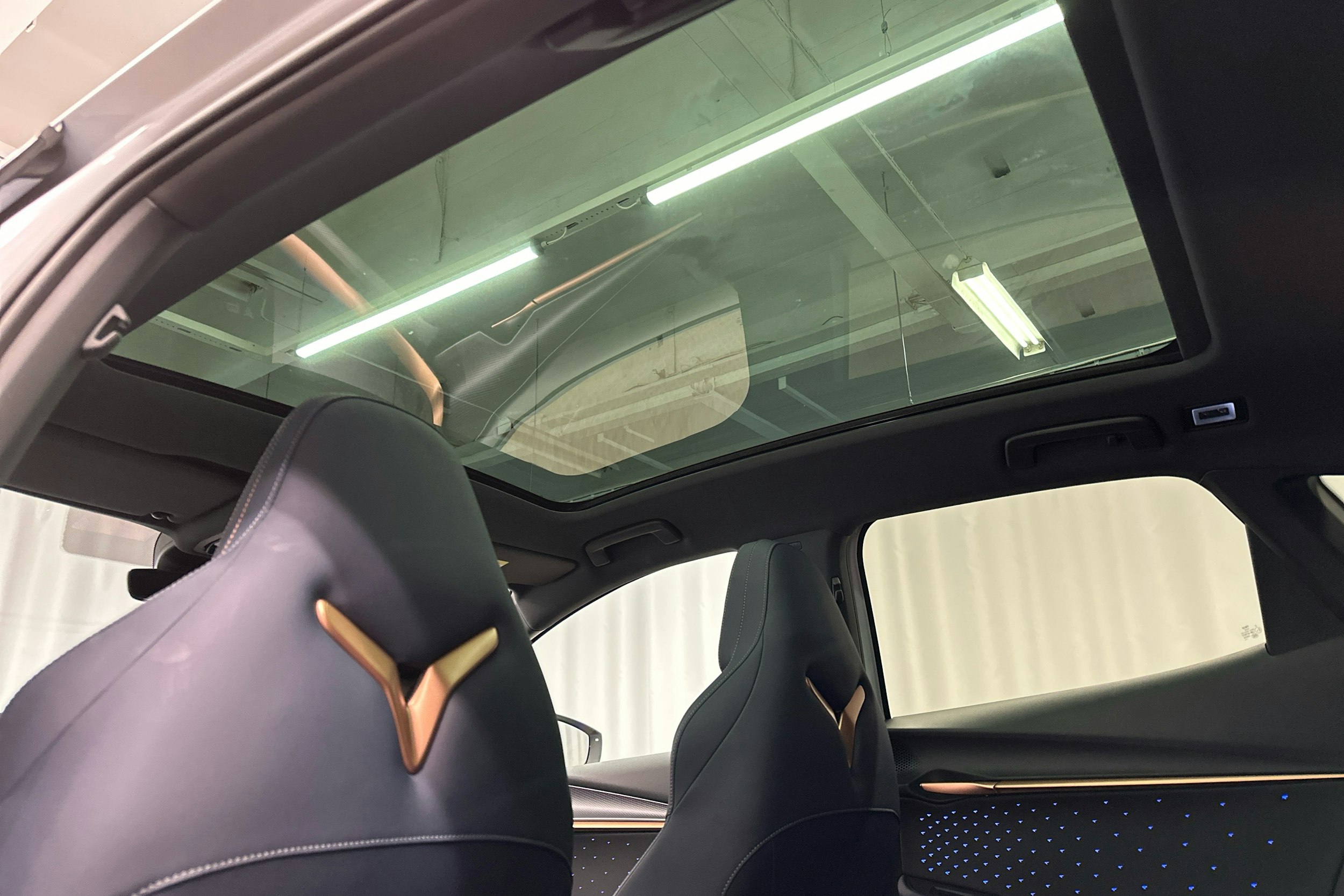 valkoinen CUPRA Tavascan 2024 kuva 29.