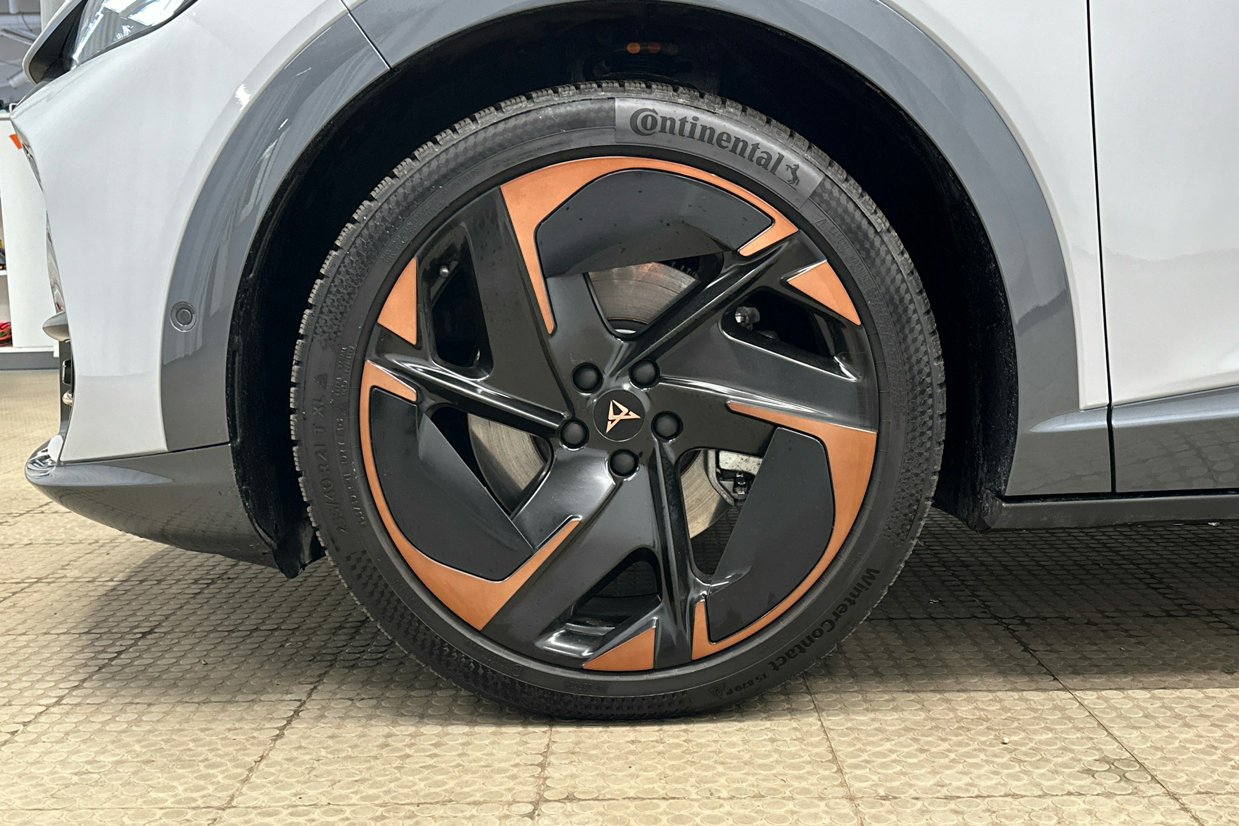 valkoinen CUPRA Tavascan 2024 kuva 33.