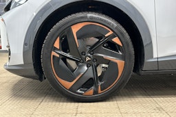 valkoinen CUPRA Tavascan 2024 kuva 33.