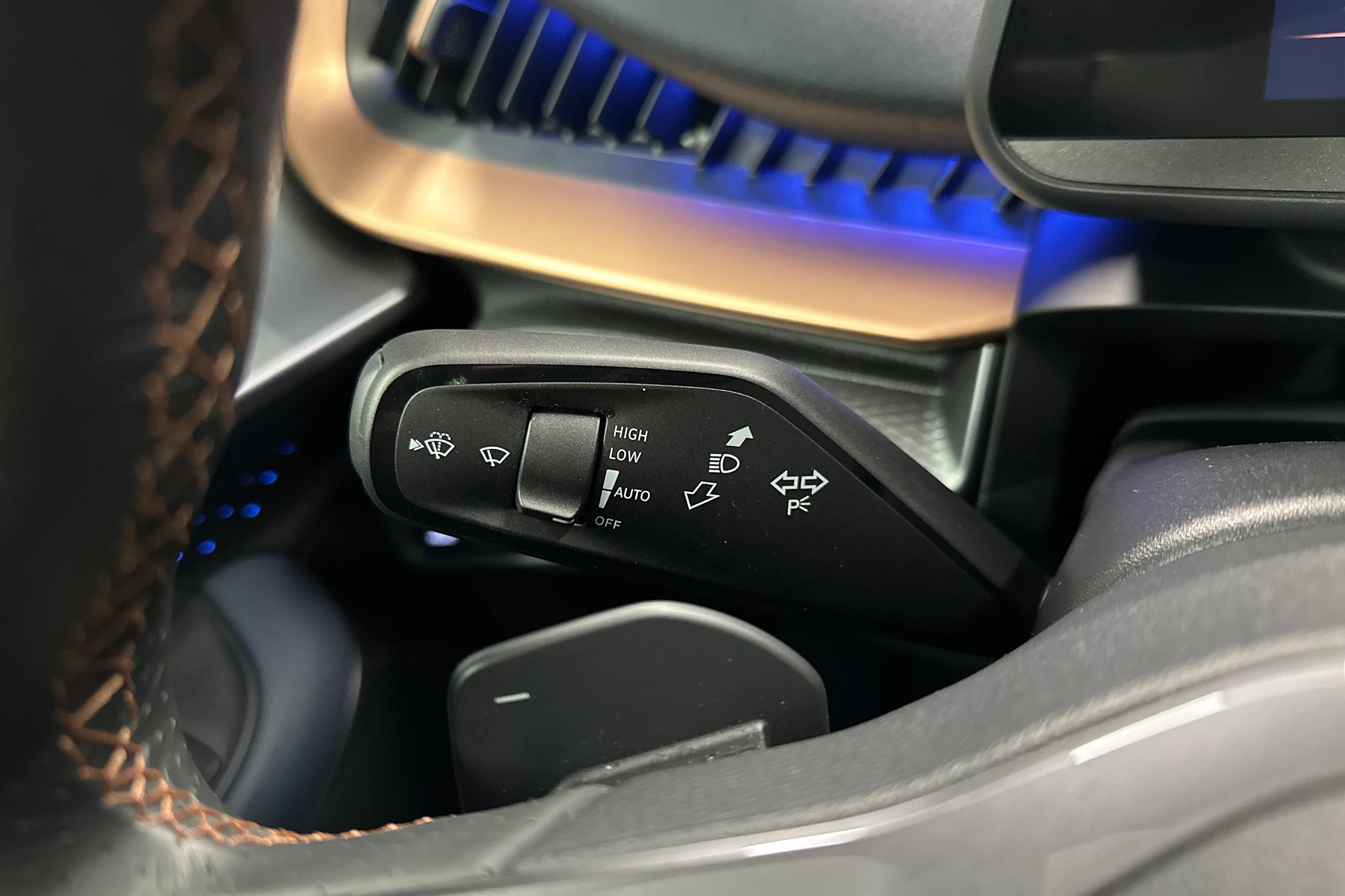 ruskea (beige) CUPRA Tavascan 2024 kuva 15.
