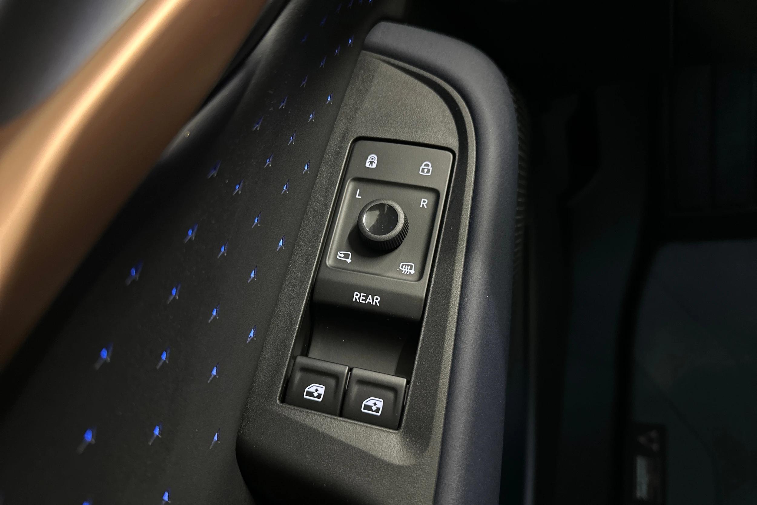 ruskea (beige) CUPRA Tavascan 2024 kuva 17.