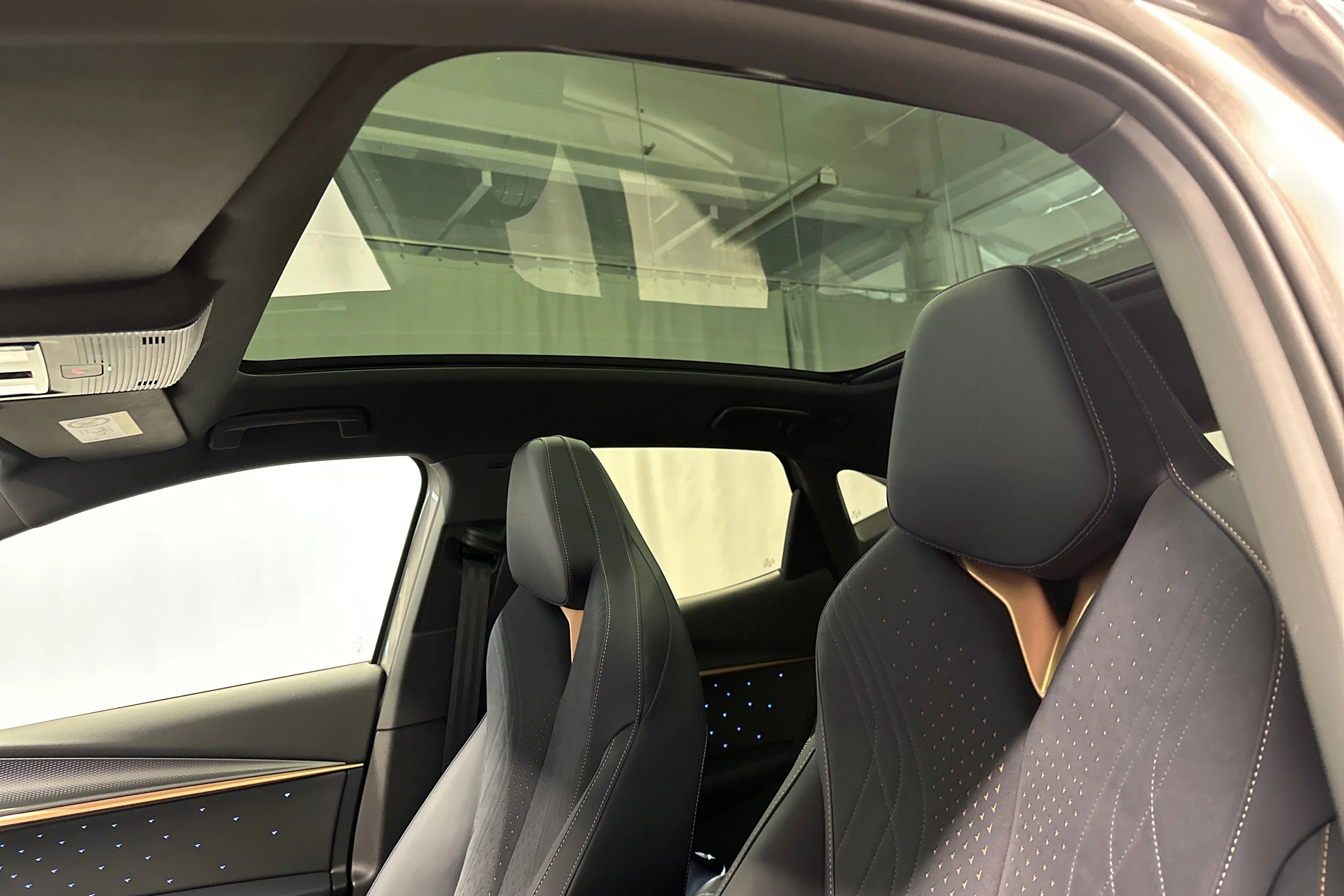 ruskea (beige) CUPRA Tavascan 2024 kuva 36.