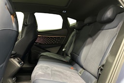 sininen CUPRA Tavascan 2024 kuva 10.