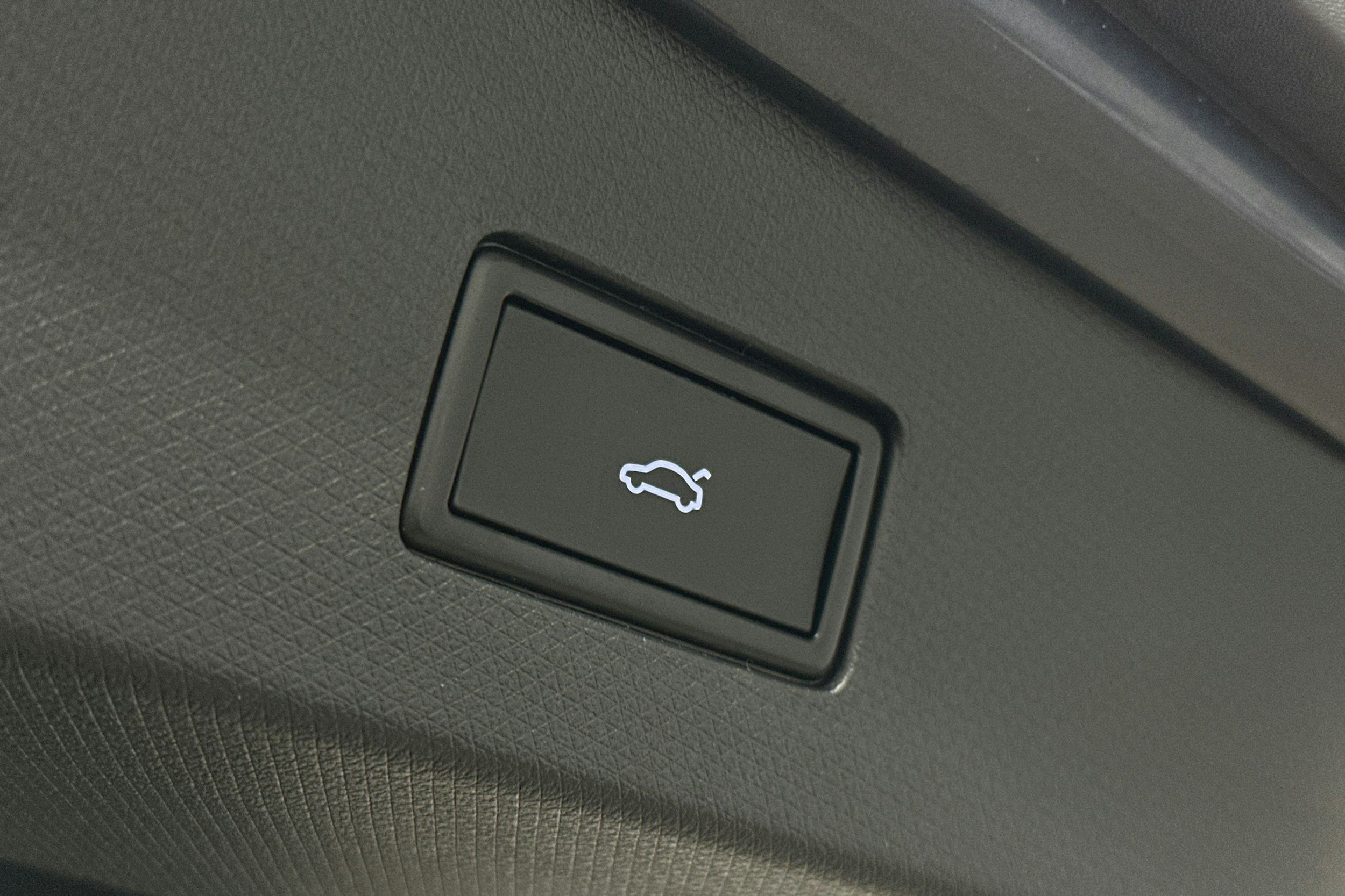 sininen CUPRA Tavascan 2024 kuva 15.