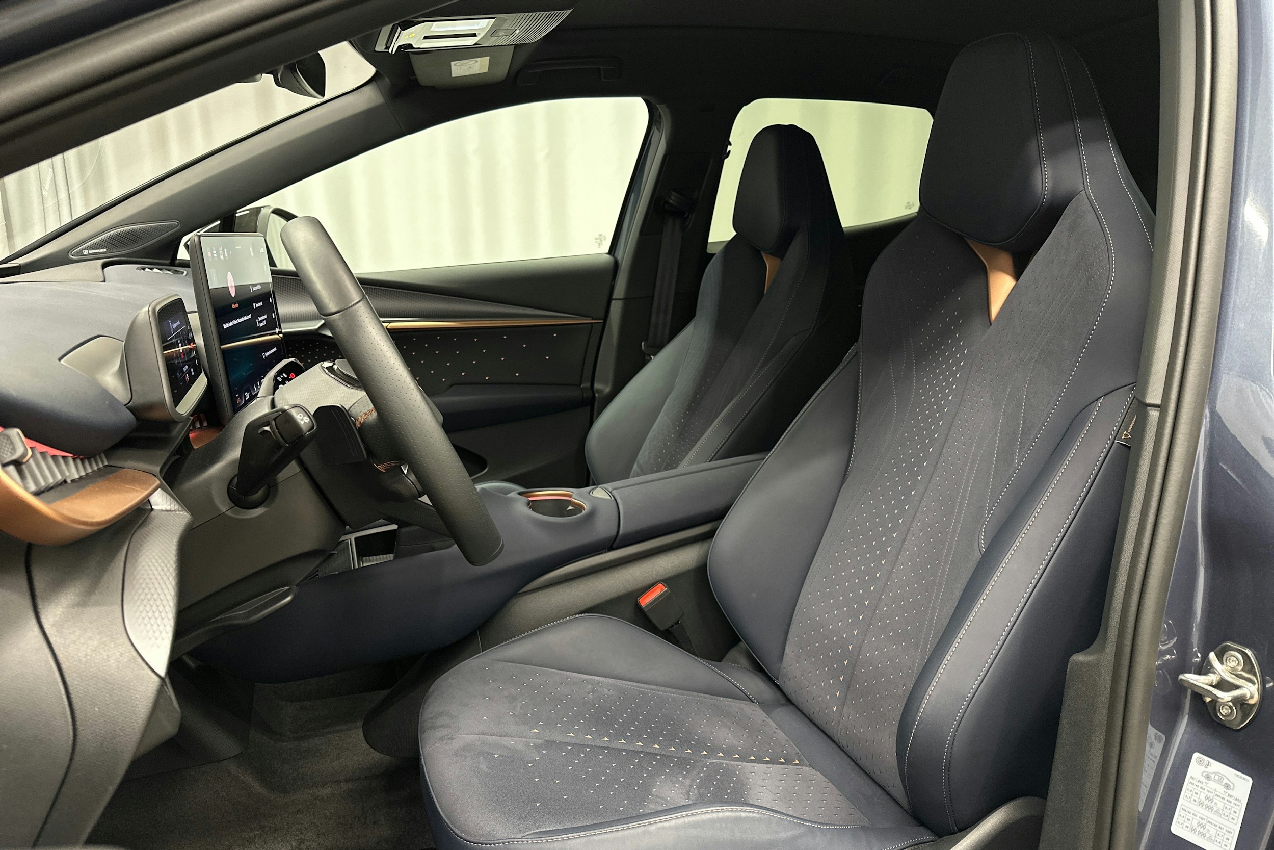 sininen CUPRA Tavascan 2024 kuva 17.