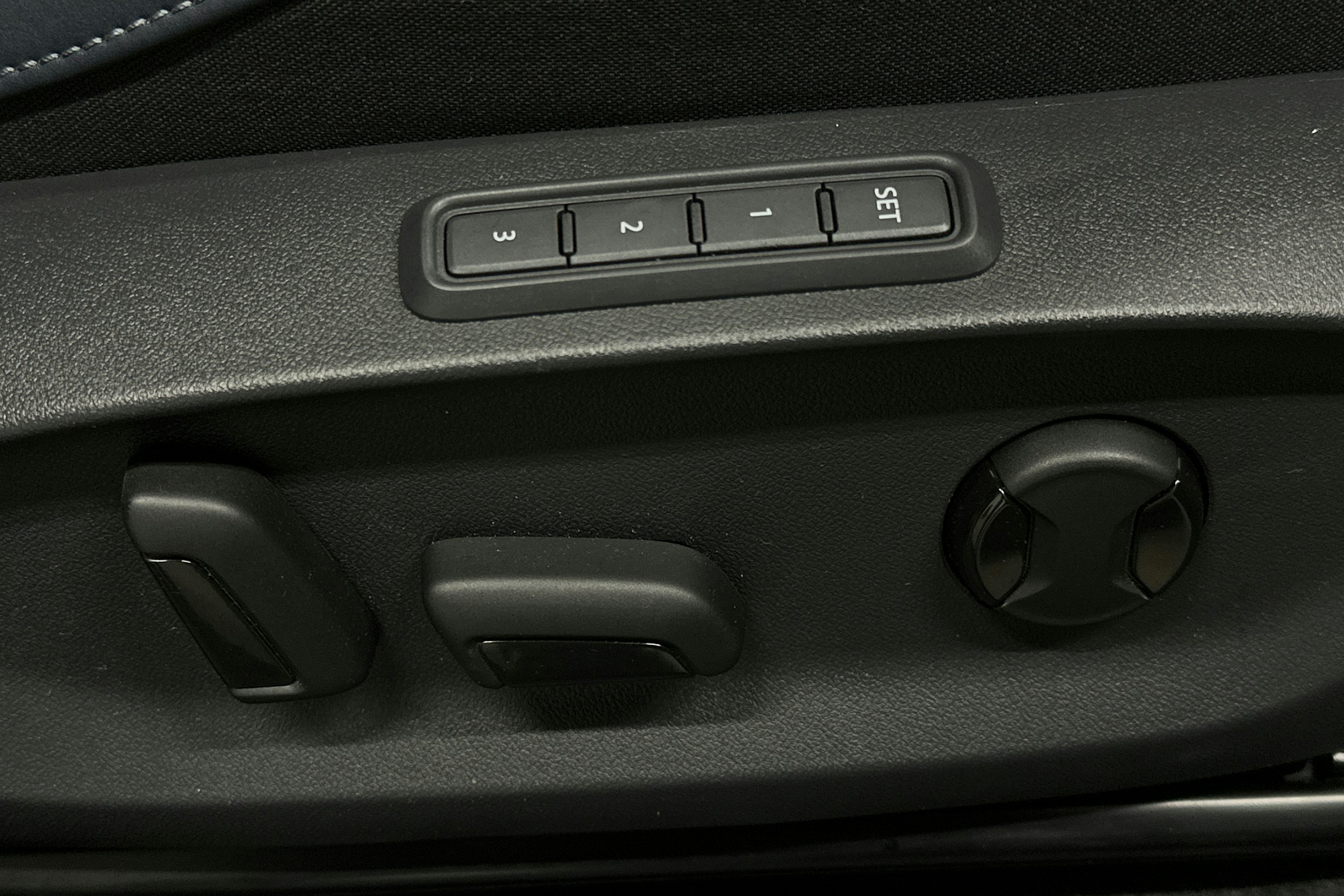 sininen CUPRA Tavascan 2024 kuva 19.