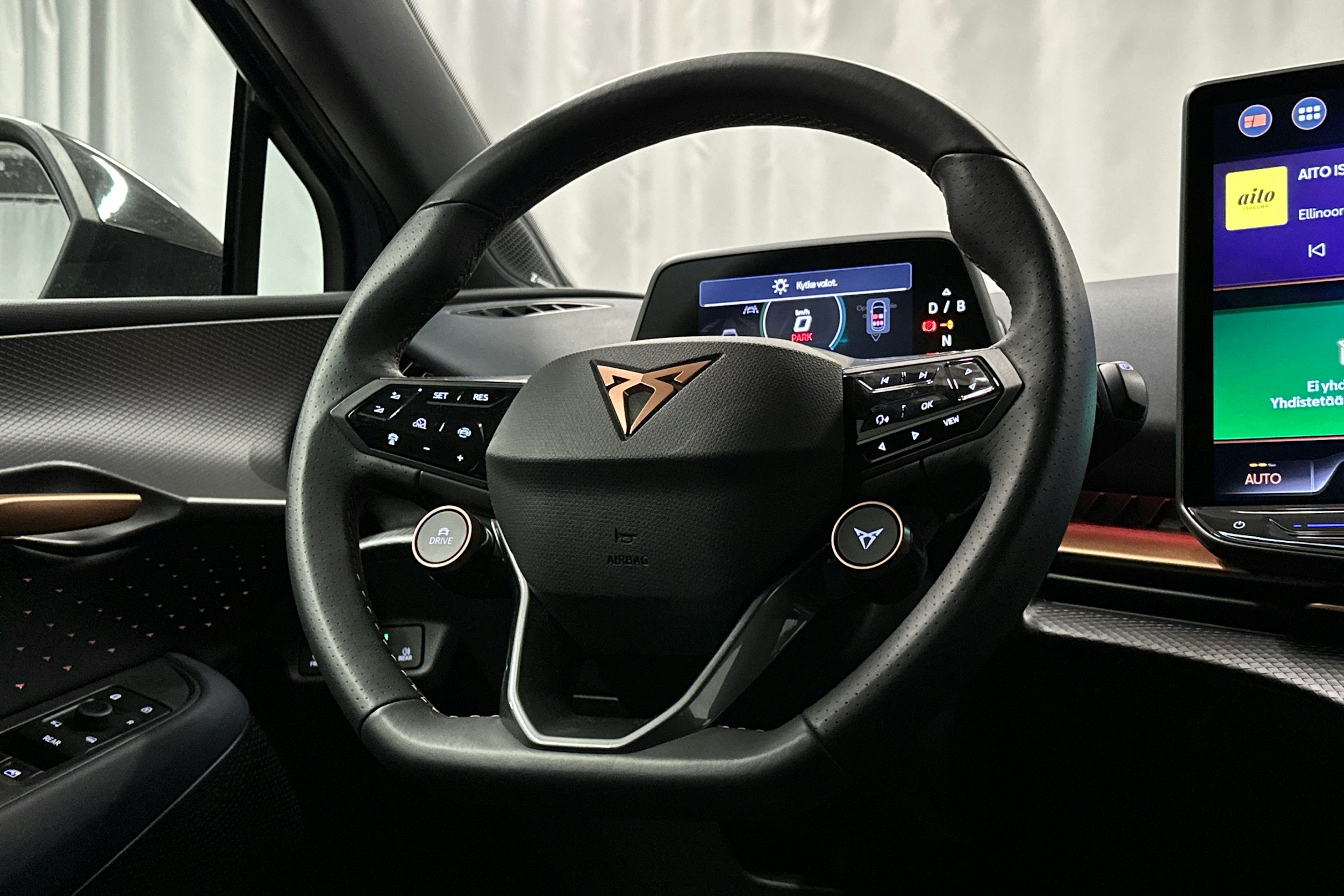 sininen CUPRA Tavascan 2024 kuva 20.