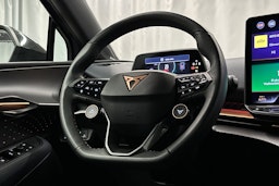 sininen CUPRA Tavascan 2024 kuva 20.