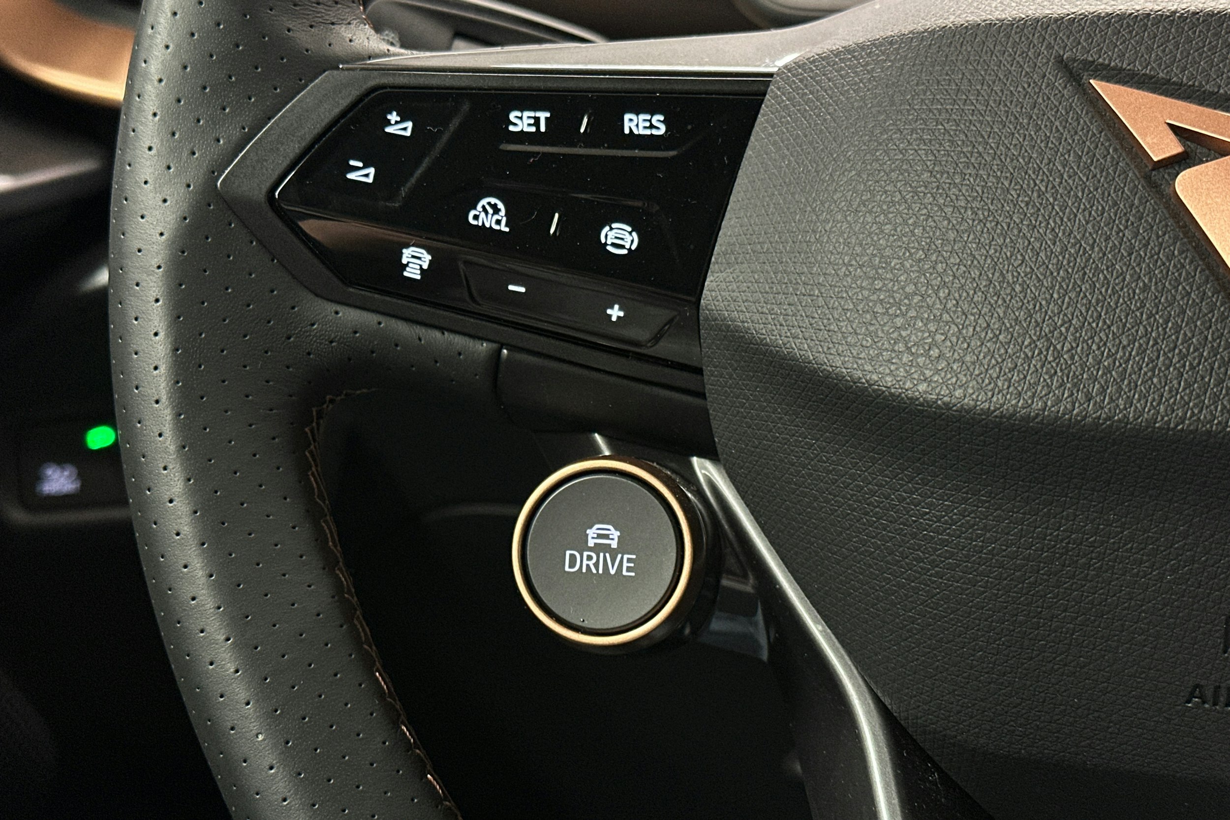 sininen CUPRA Tavascan 2024 kuva 21.