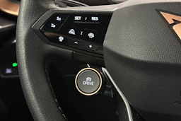 sininen CUPRA Tavascan 2024 kuva 21.