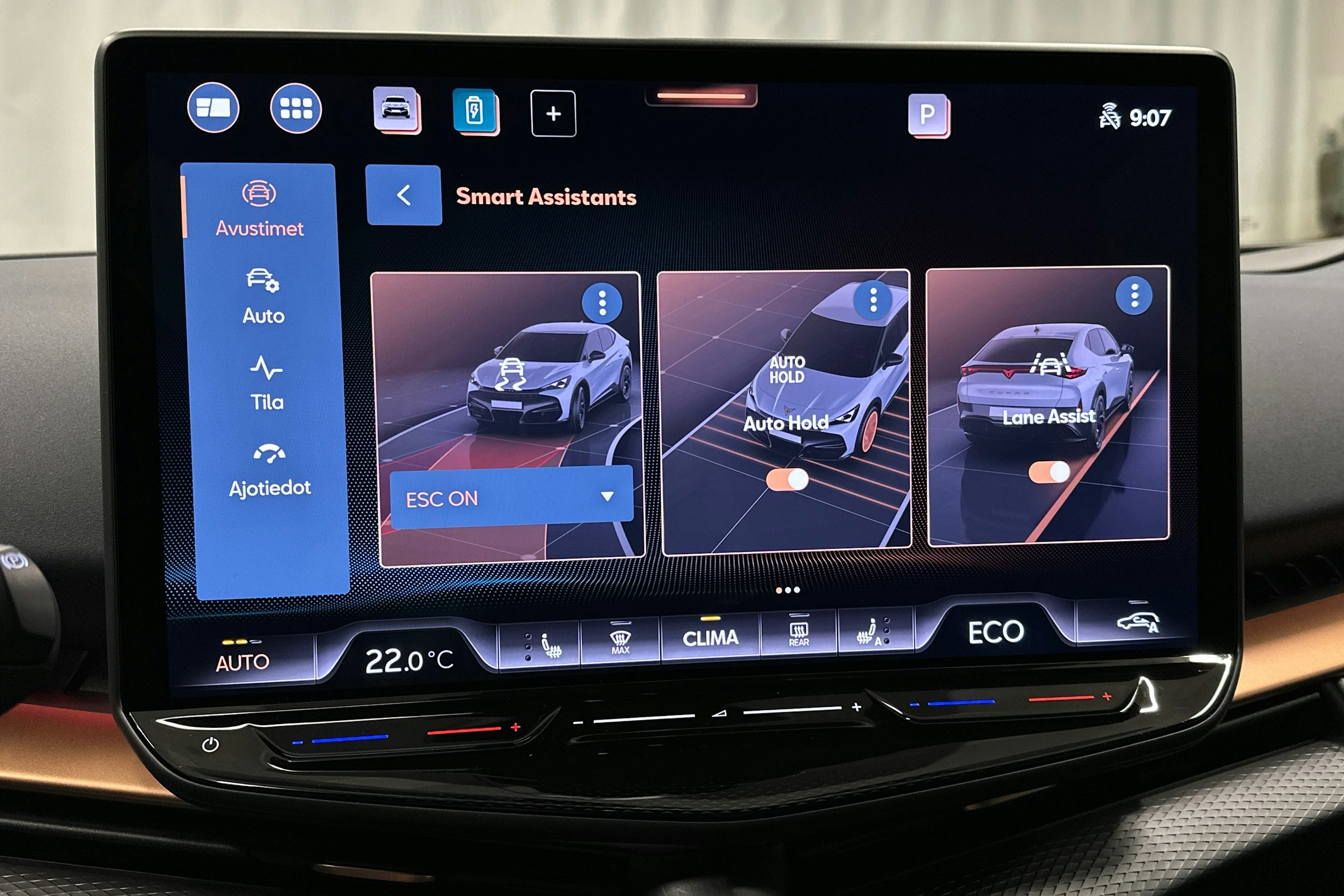 sininen CUPRA Tavascan 2024 kuva 29.