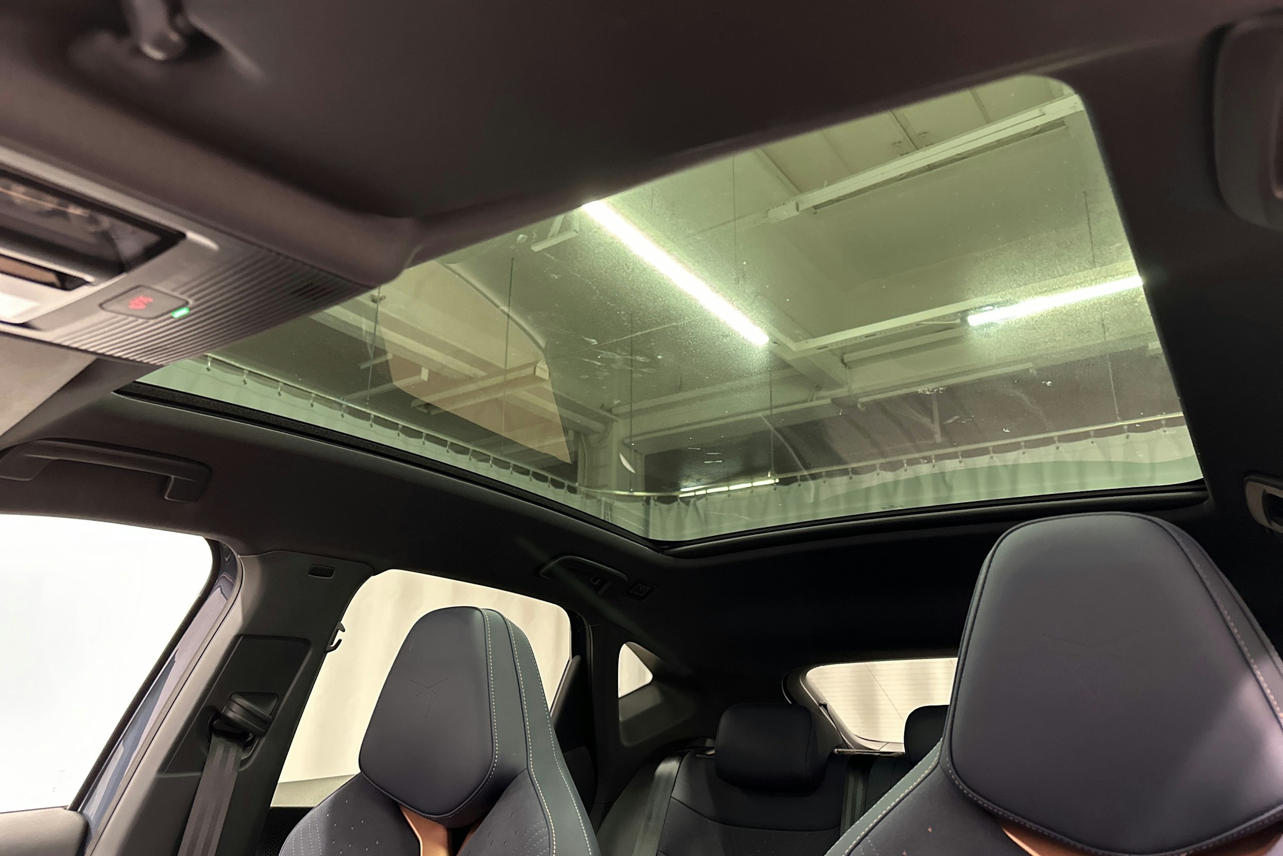 sininen CUPRA Tavascan 2024 kuva 41.