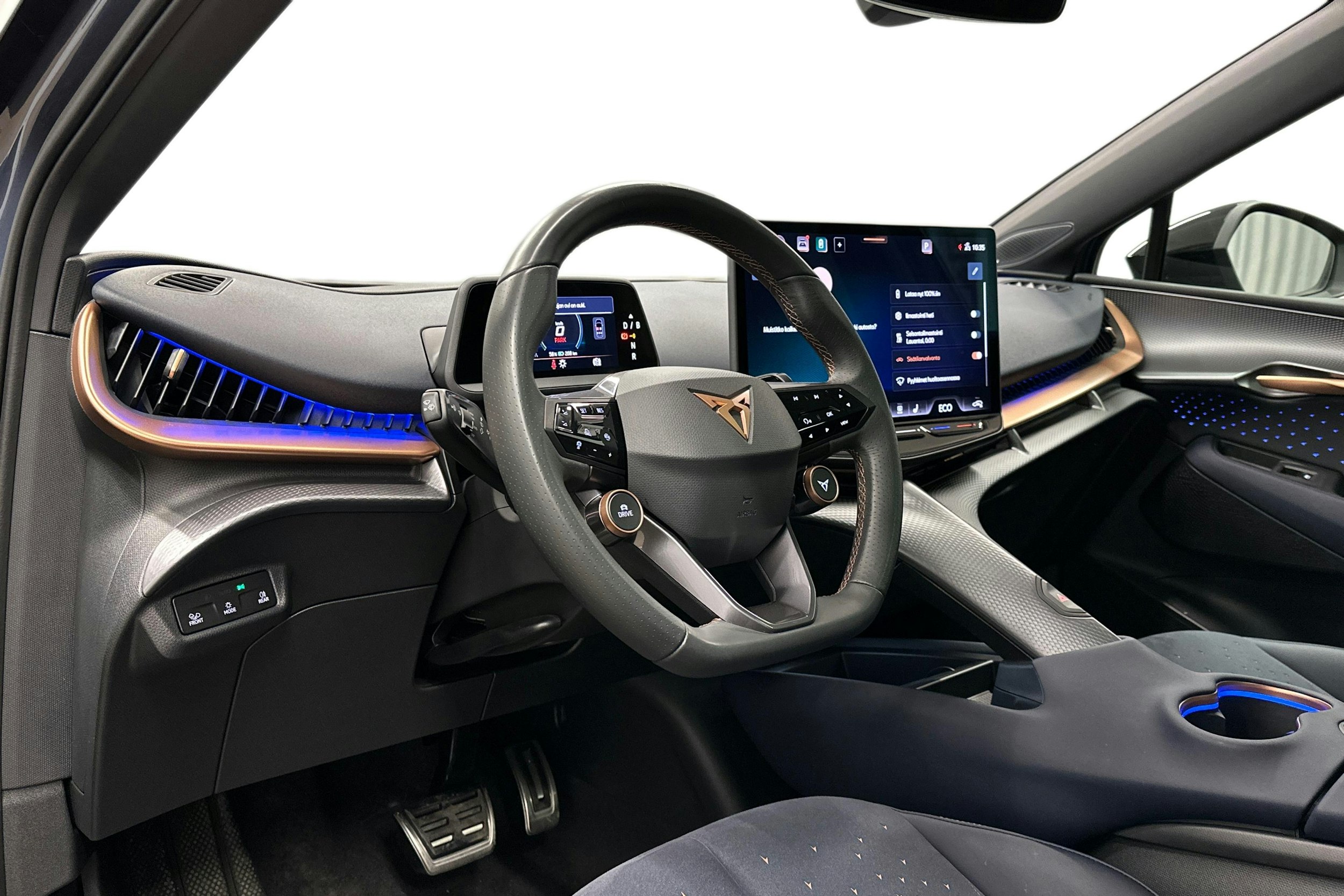 sininen CUPRA Tavascan 2024 kuva 7.