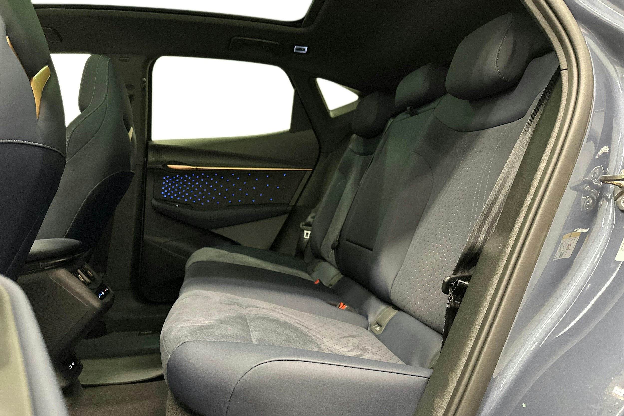 sininen CUPRA Tavascan 2024 kuva 10.