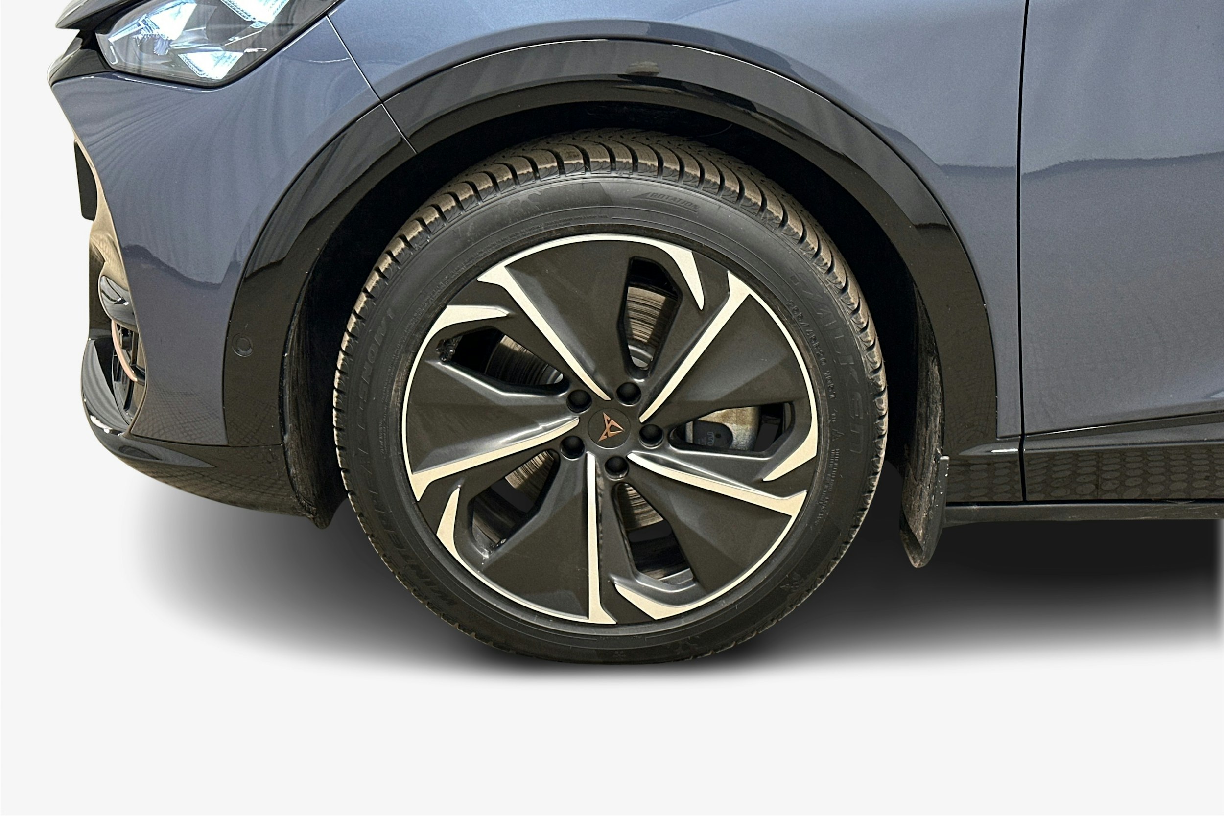 sininen CUPRA Tavascan 2024 kuva 11.