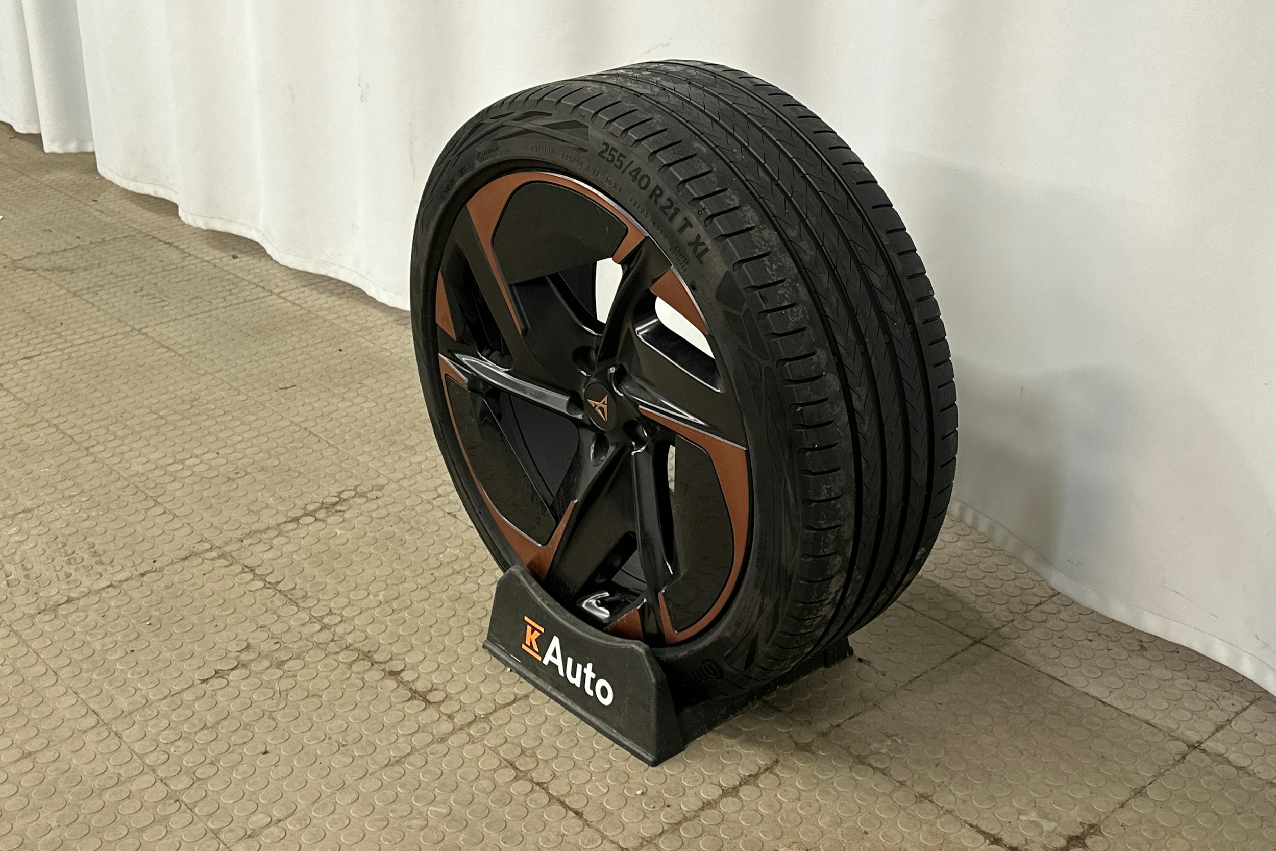 sininen CUPRA Tavascan 2024 kuva 13.