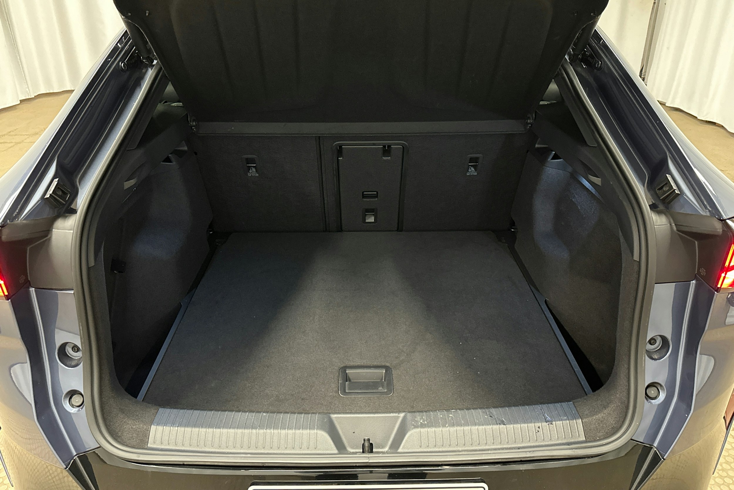 sininen CUPRA Tavascan 2024 kuva 14.