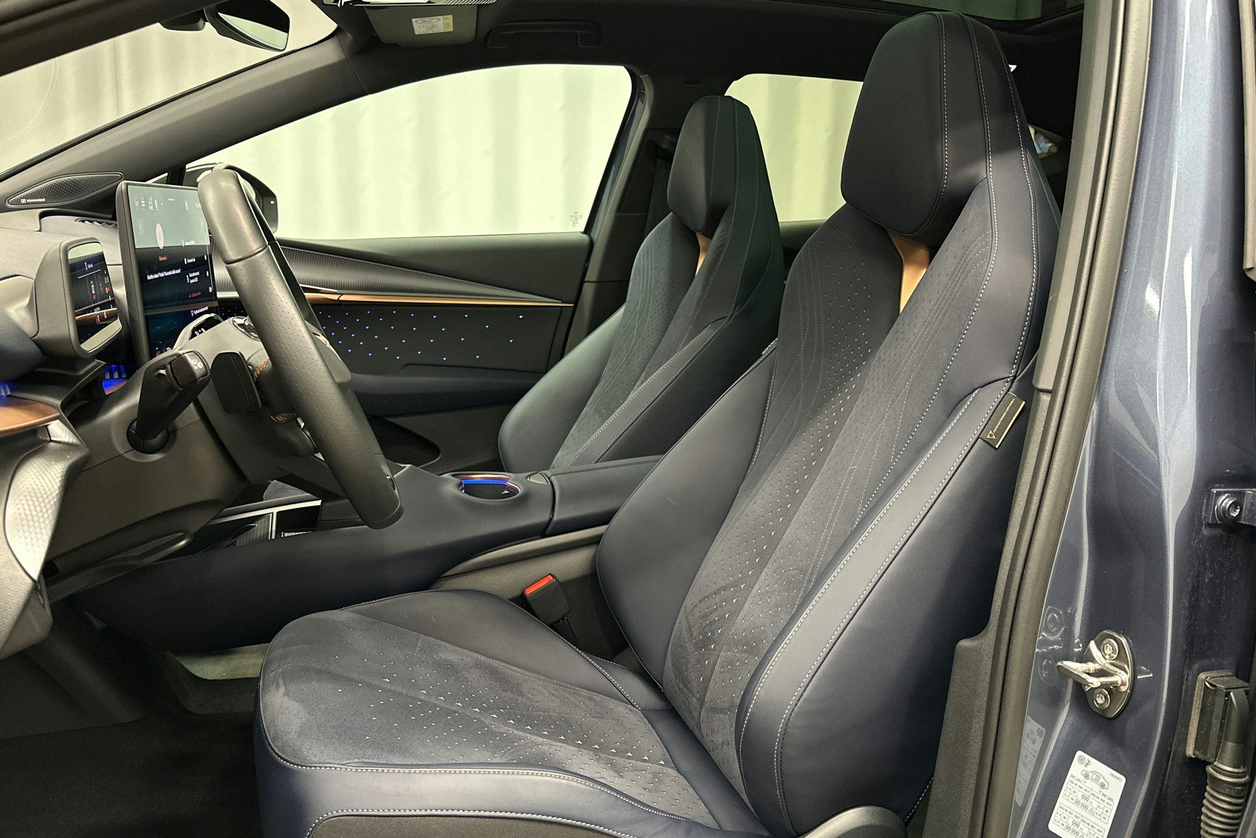 sininen CUPRA Tavascan 2024 kuva 17.