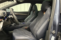 sininen CUPRA Tavascan 2024 kuva 17.