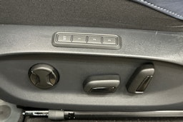 sininen CUPRA Tavascan 2024 kuva 18.