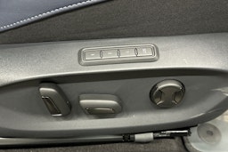 sininen CUPRA Tavascan 2024 kuva 19.