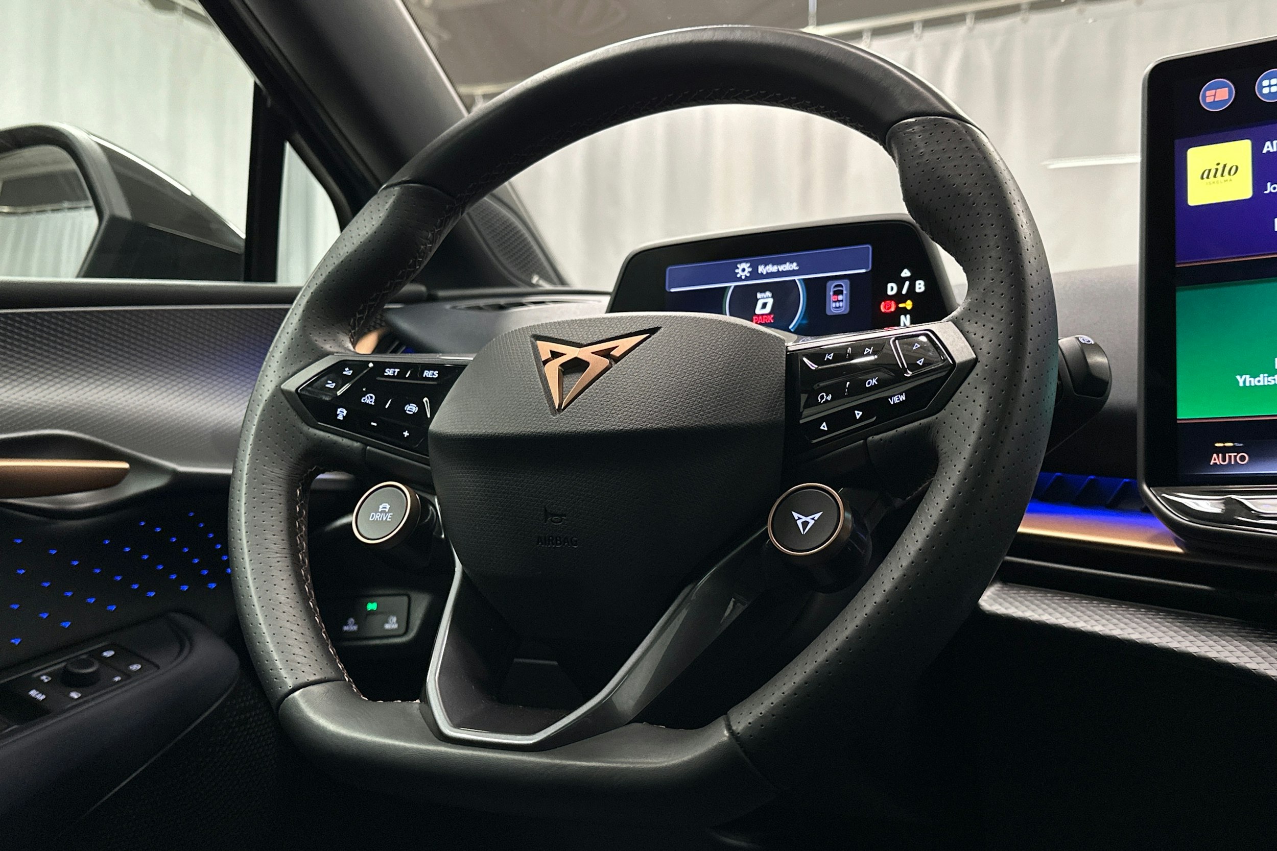 sininen CUPRA Tavascan 2024 kuva 20.