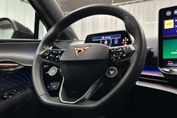 sininen CUPRA Tavascan 2024 kuva 20.