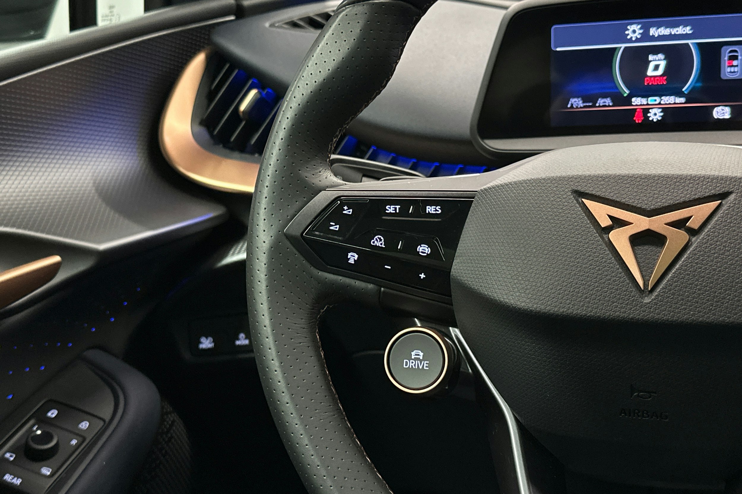 sininen CUPRA Tavascan 2024 kuva 21.