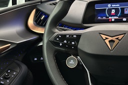 sininen CUPRA Tavascan 2024 kuva 21.