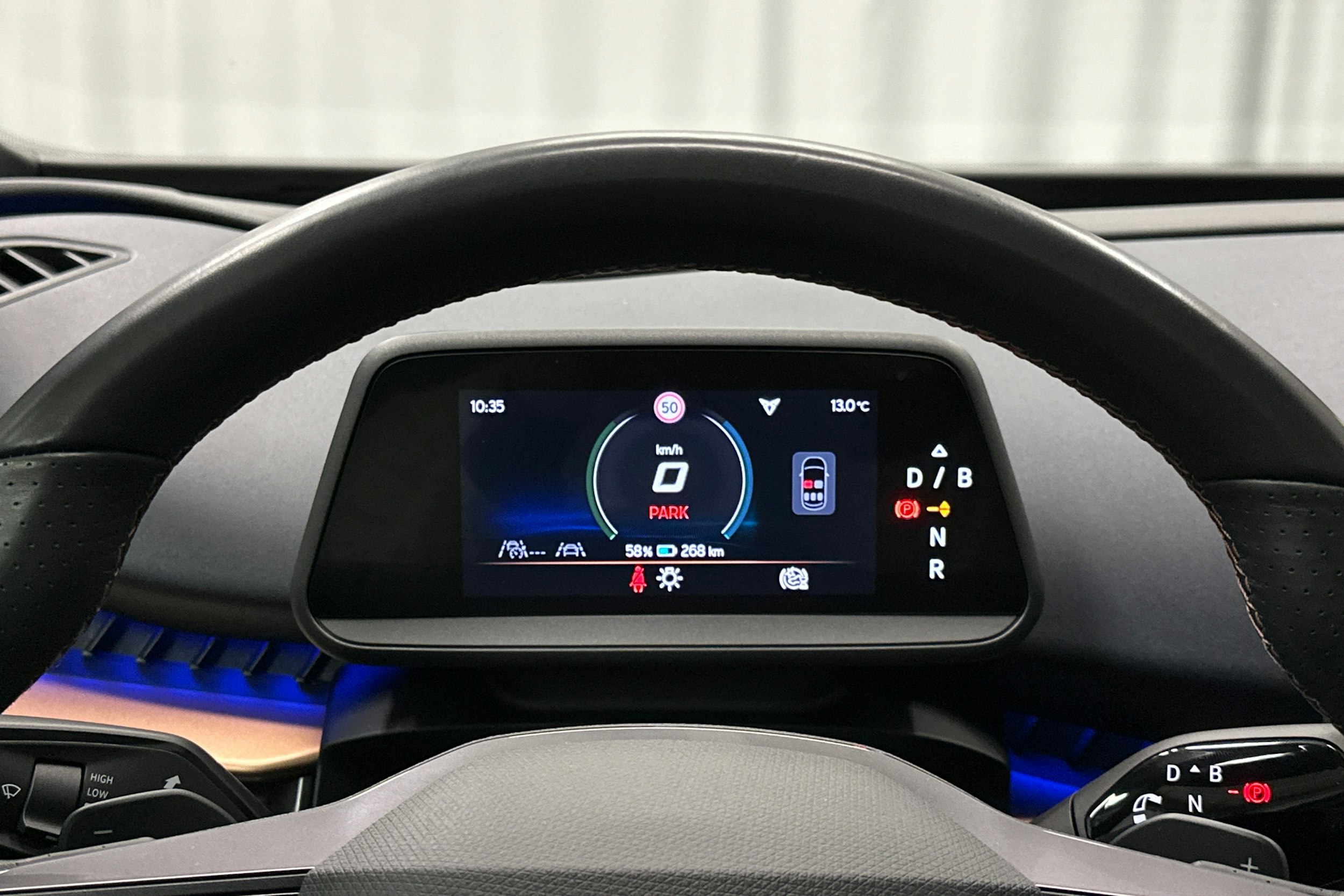 sininen CUPRA Tavascan 2024 kuva 23.