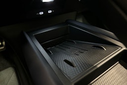 sininen CUPRA Tavascan 2024 kuva 25.