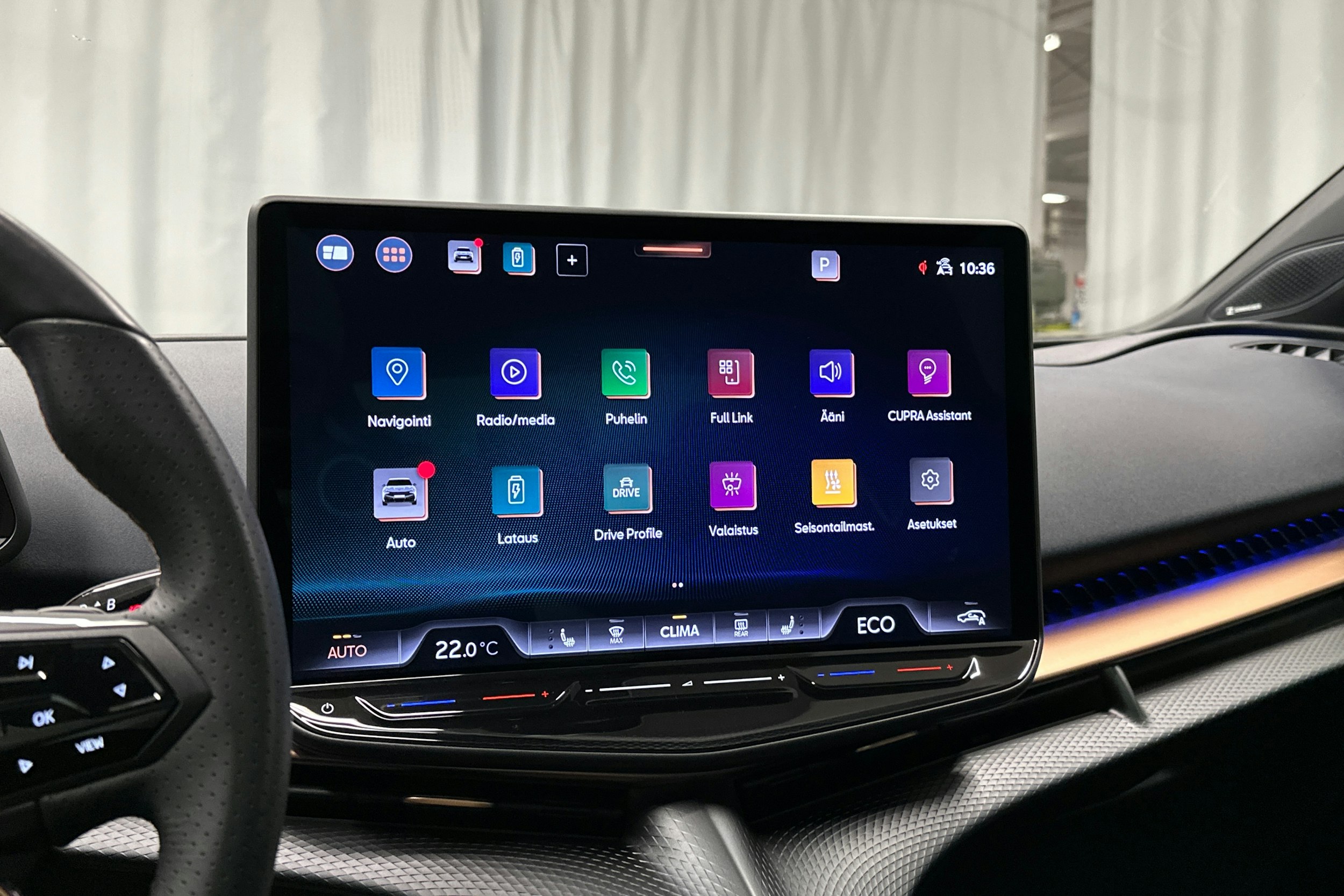 sininen CUPRA Tavascan 2024 kuva 27.