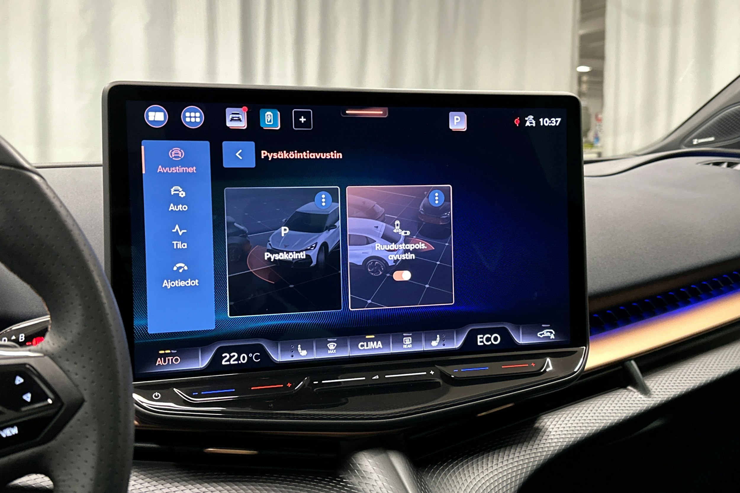 sininen CUPRA Tavascan 2024 kuva 30.