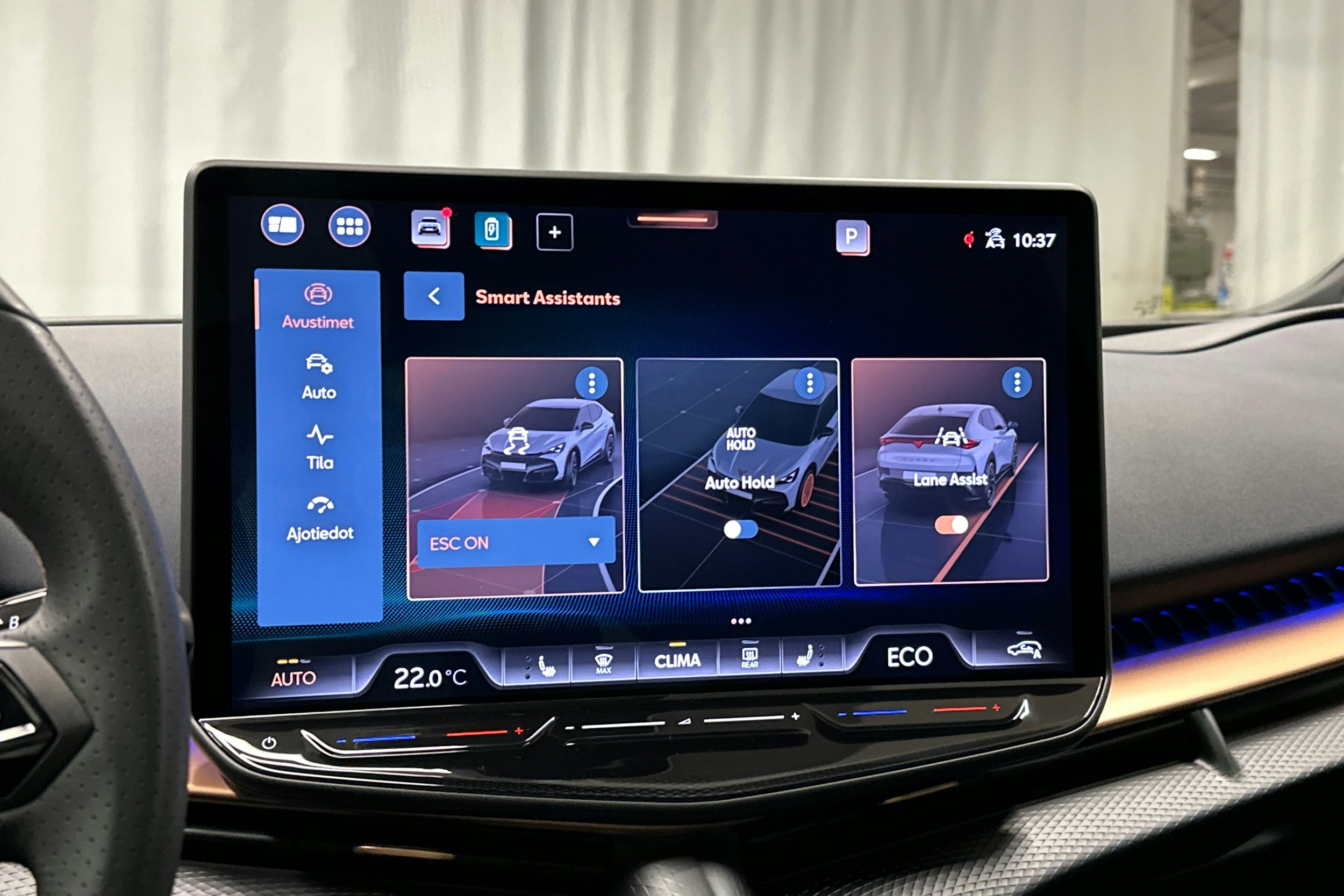 sininen CUPRA Tavascan 2024 kuva 31.