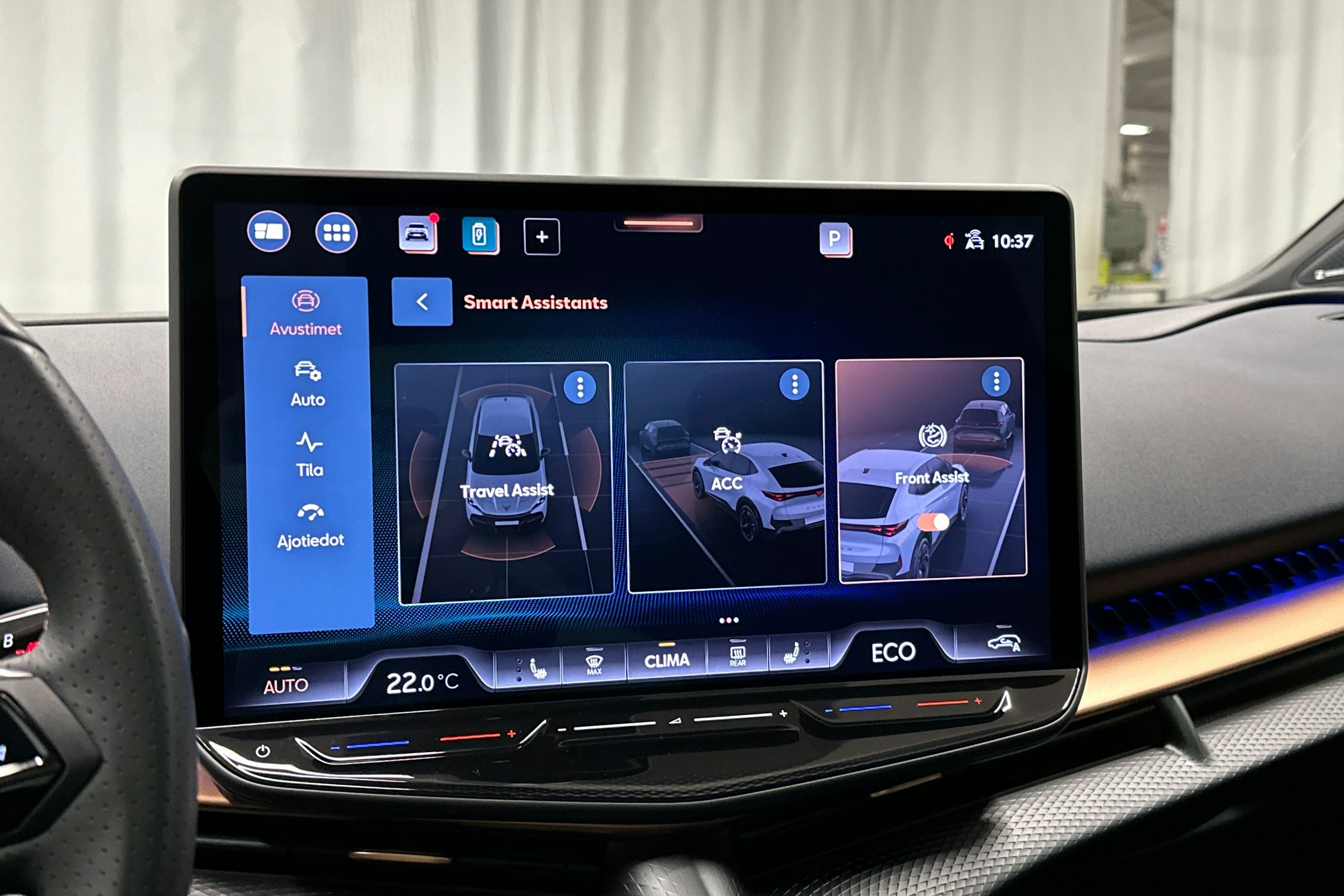 sininen CUPRA Tavascan 2024 kuva 32.