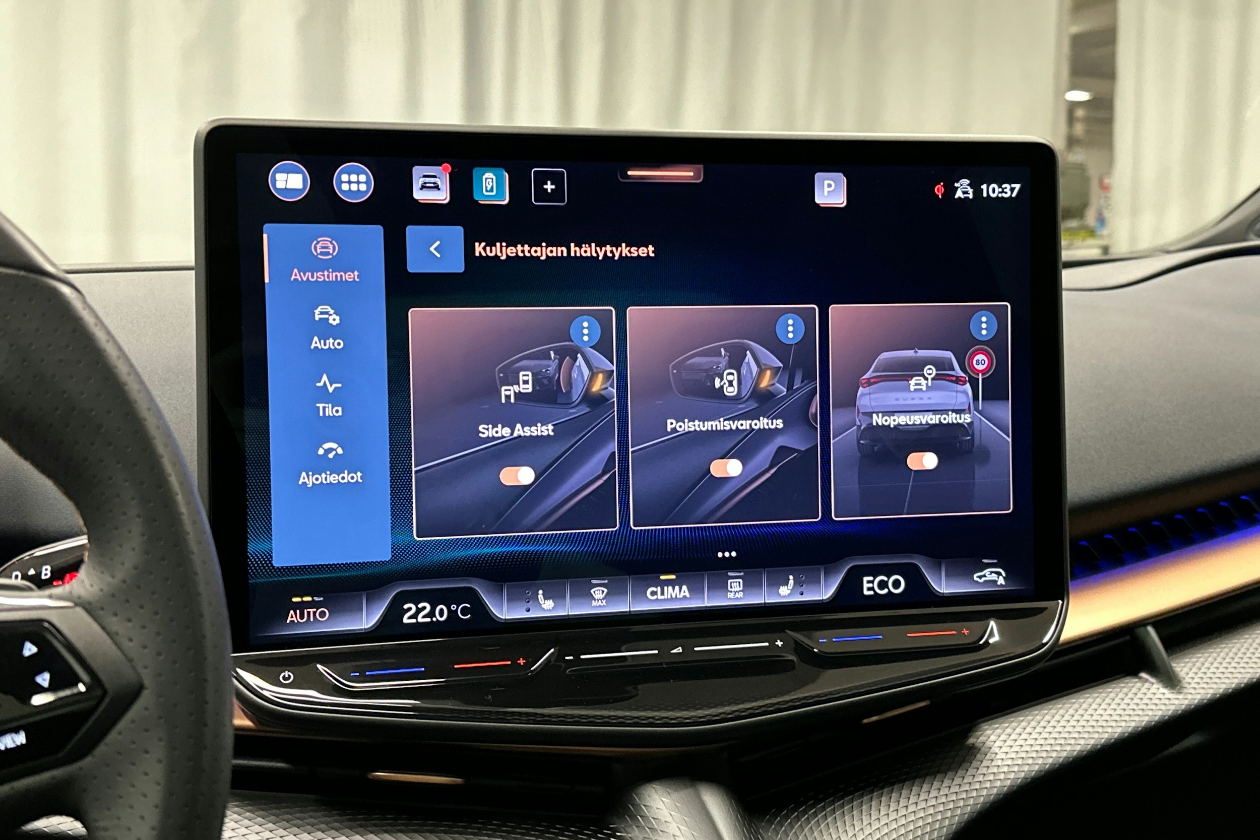 sininen CUPRA Tavascan 2024 kuva 33.