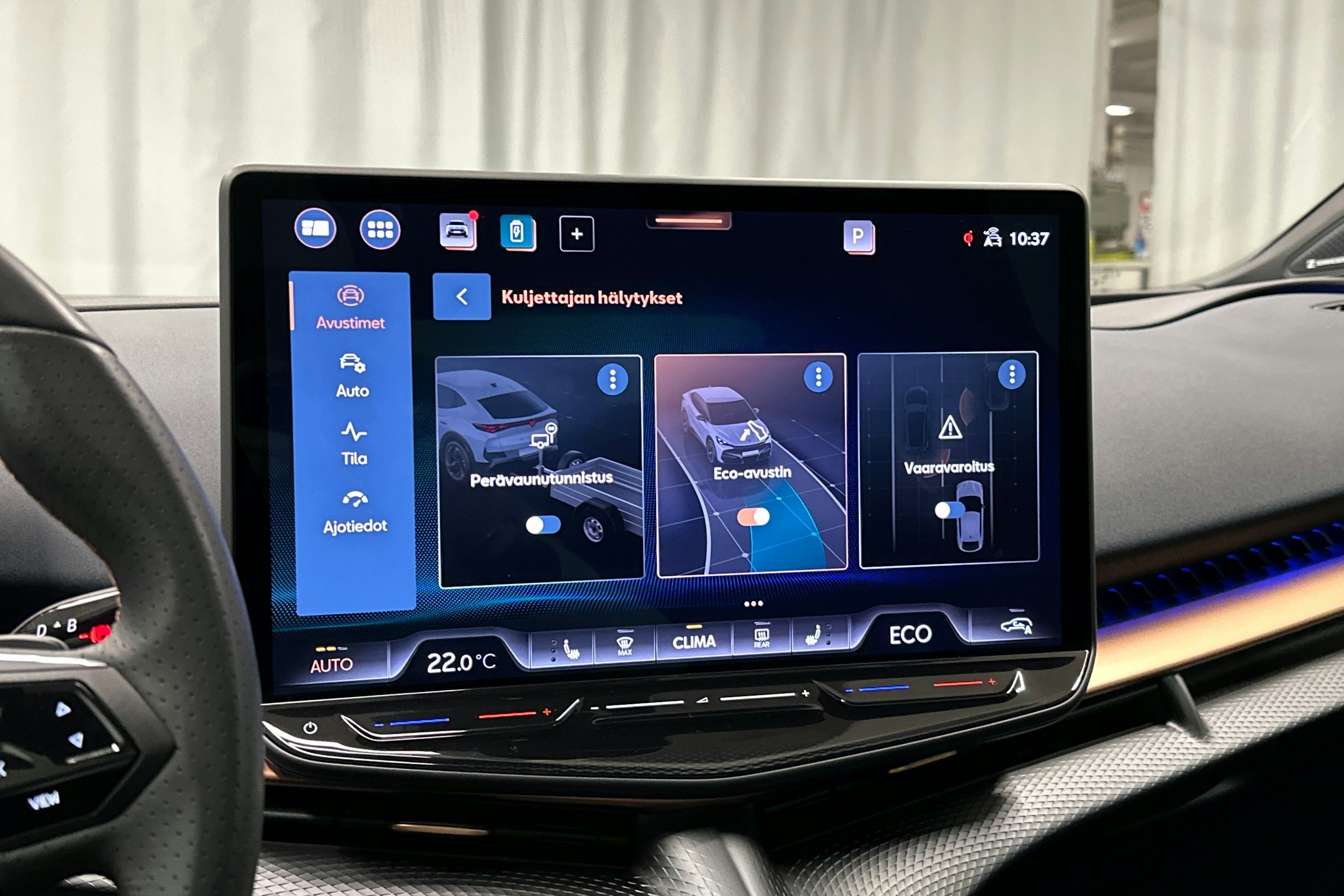 sininen CUPRA Tavascan 2024 kuva 34.