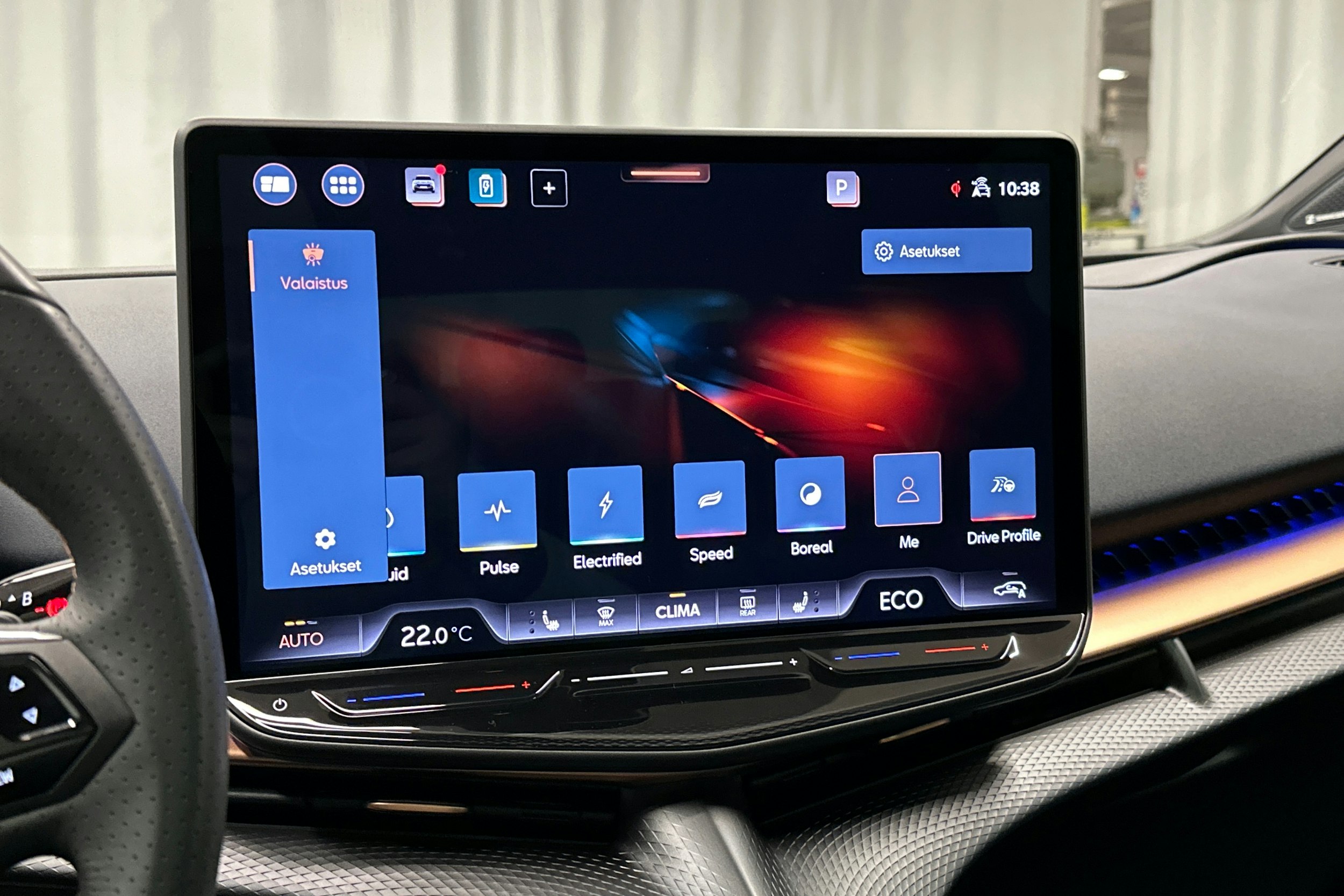 sininen CUPRA Tavascan 2024 kuva 35.