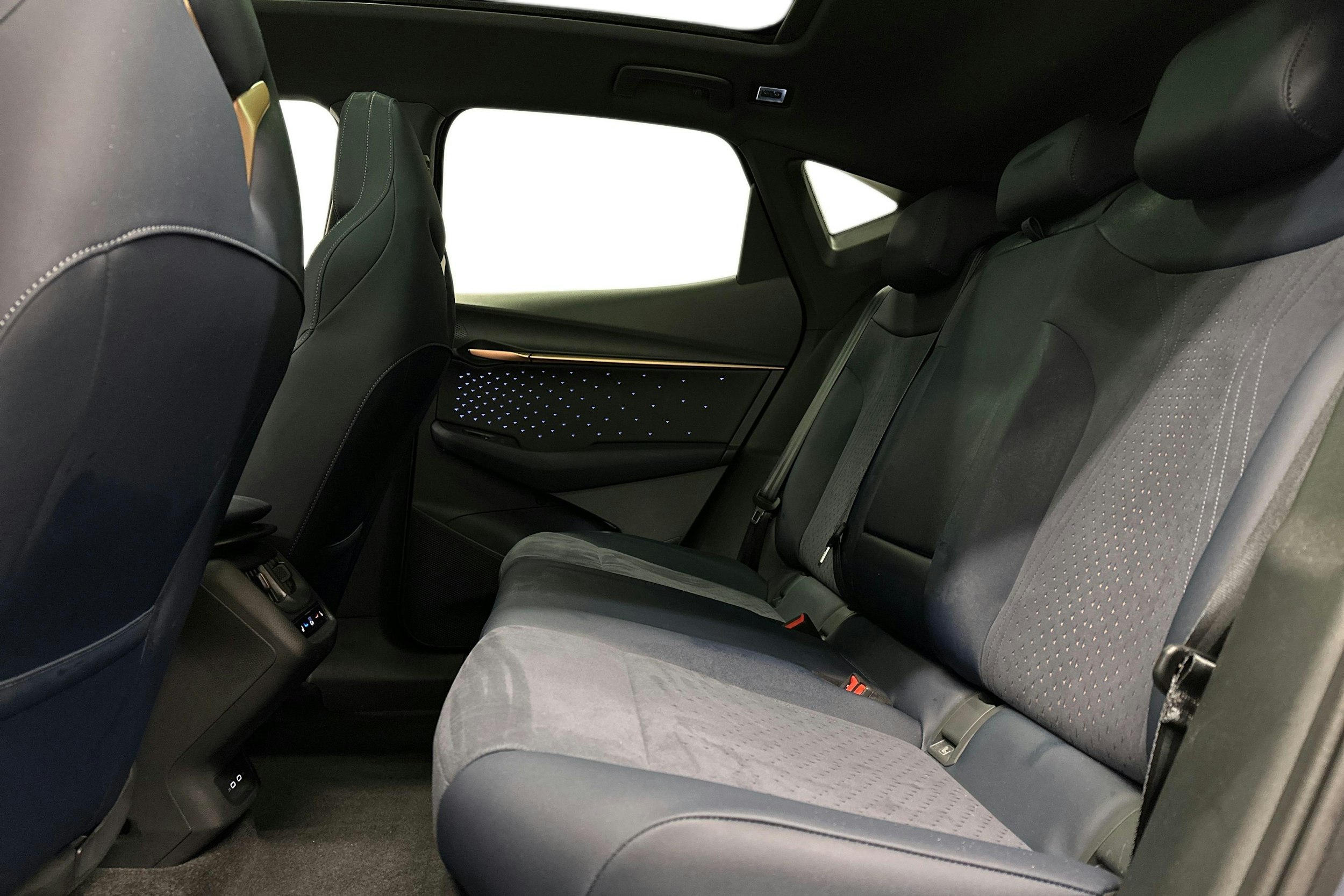 sininen CUPRA Tavascan 2024 kuva 10.