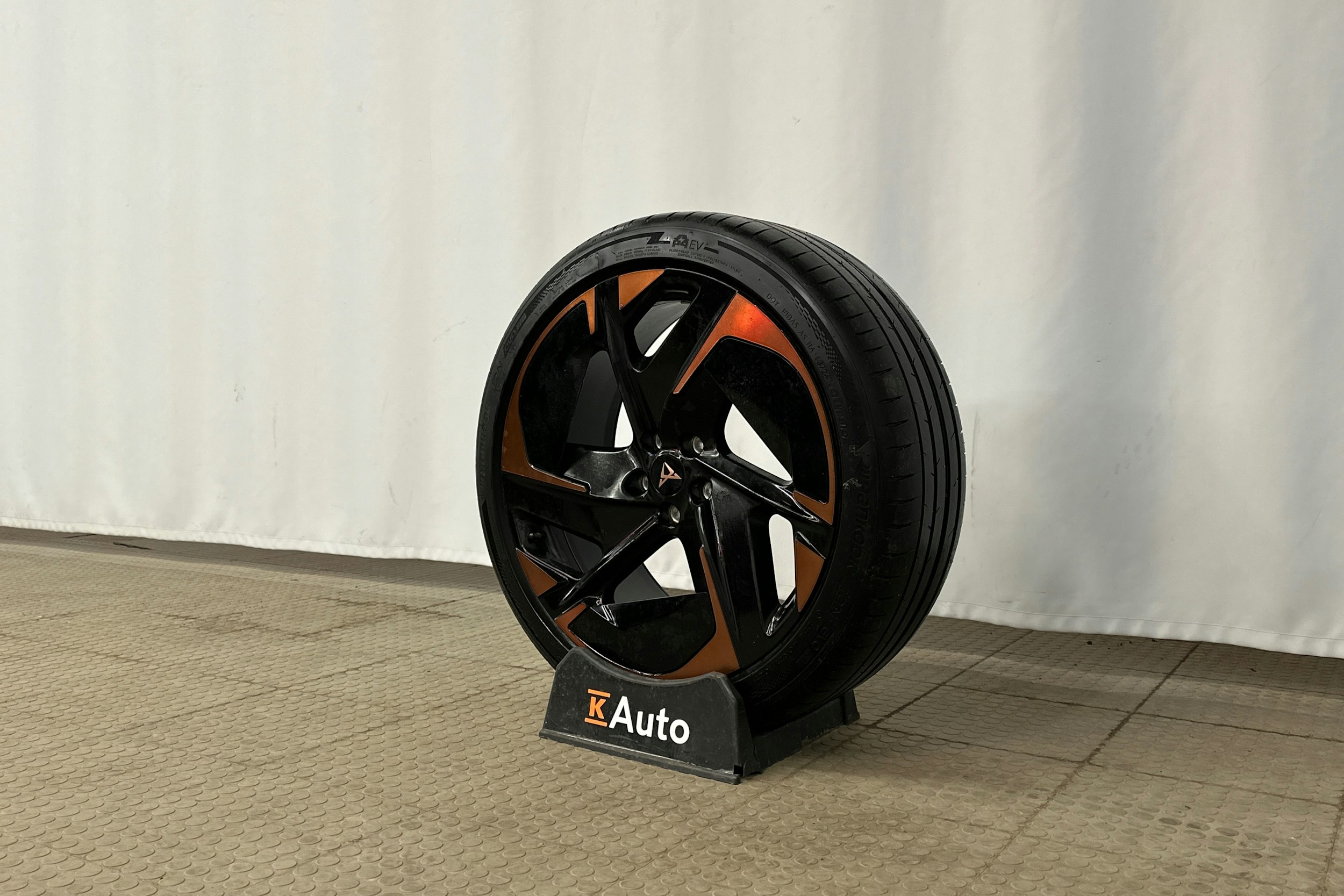 sininen CUPRA Tavascan 2024 kuva 13.