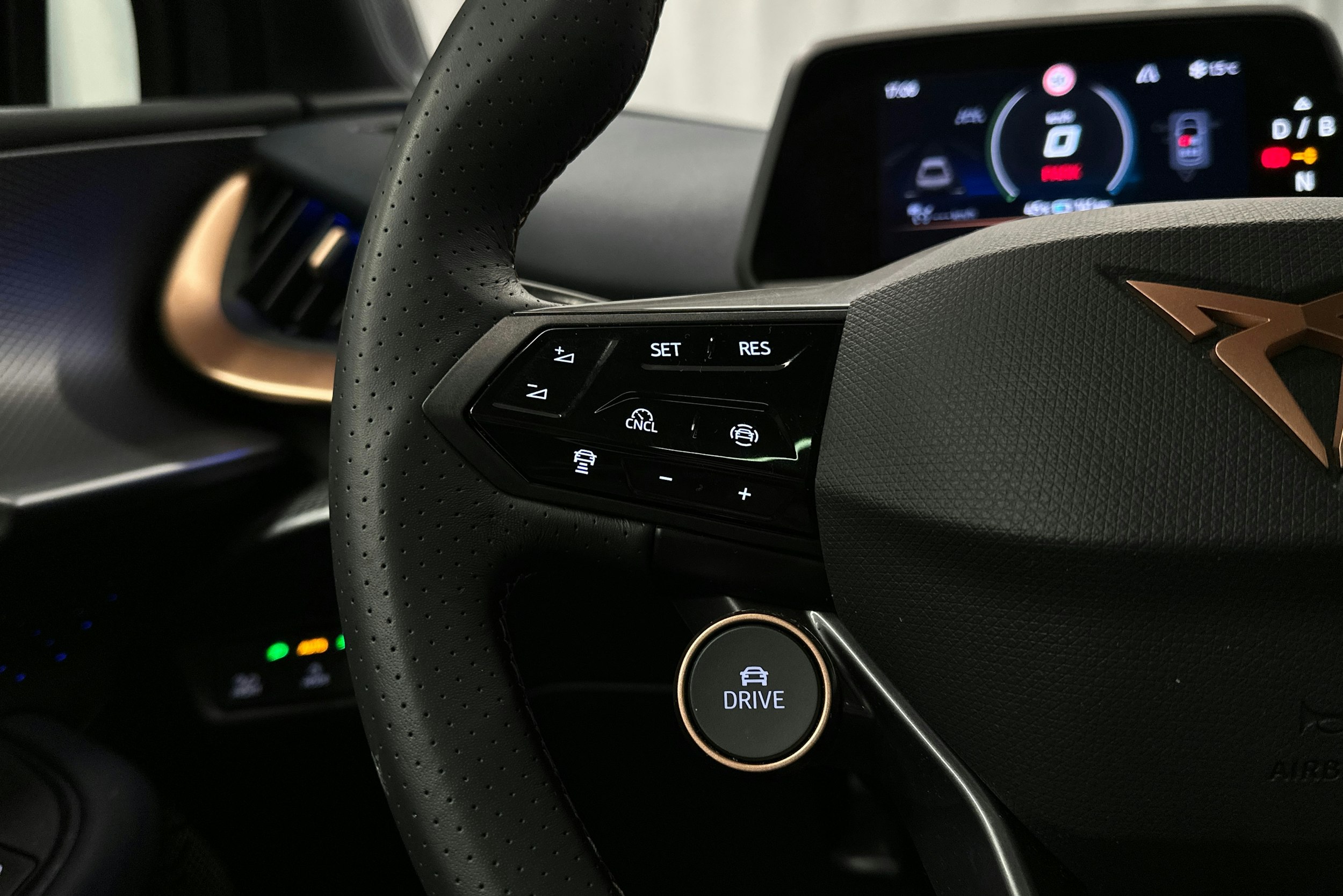 sininen CUPRA Tavascan 2024 kuva 14.